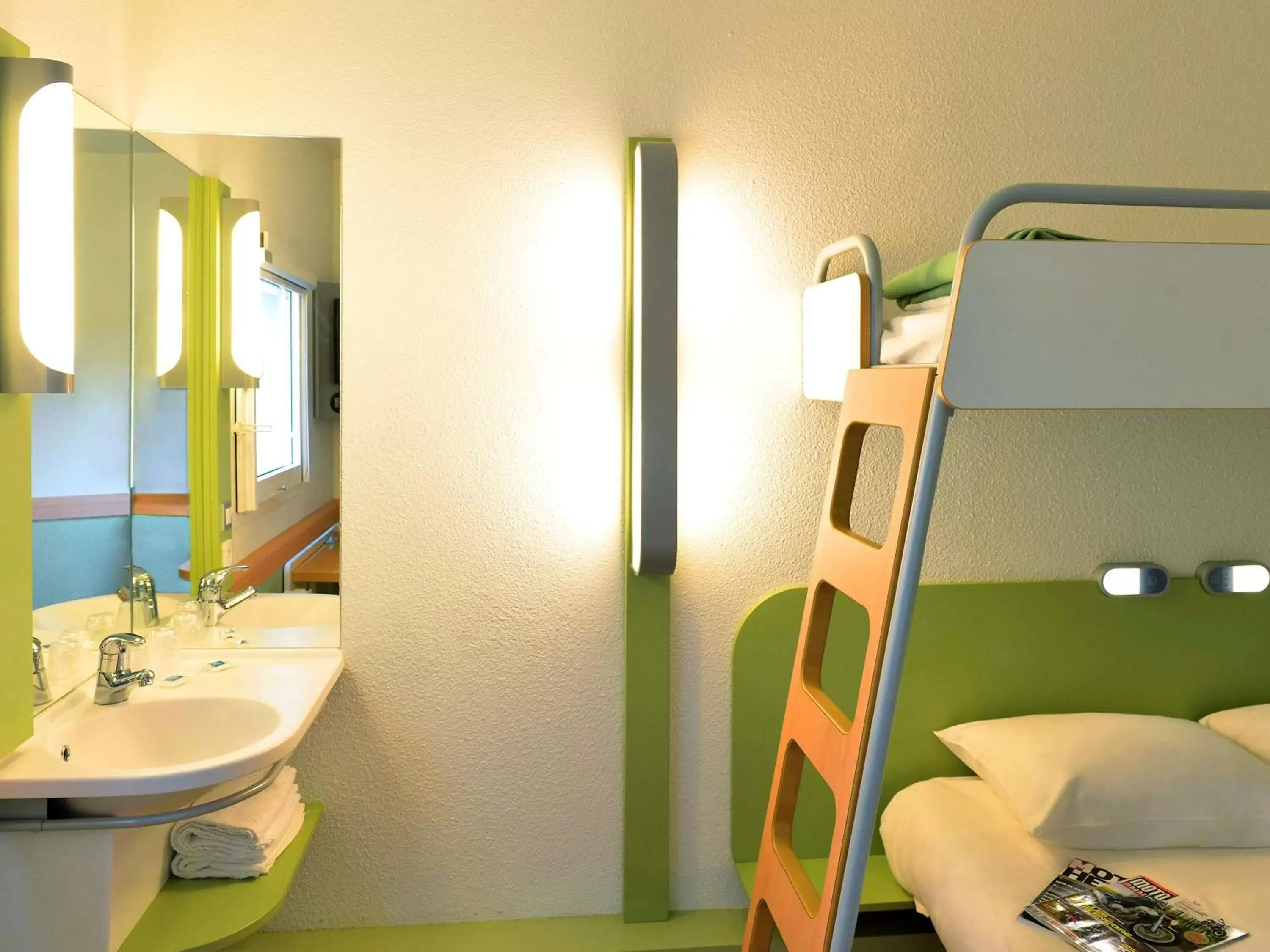 Photo of the whole room, Bathroom in Ibis Budget Orléans Nord Saran