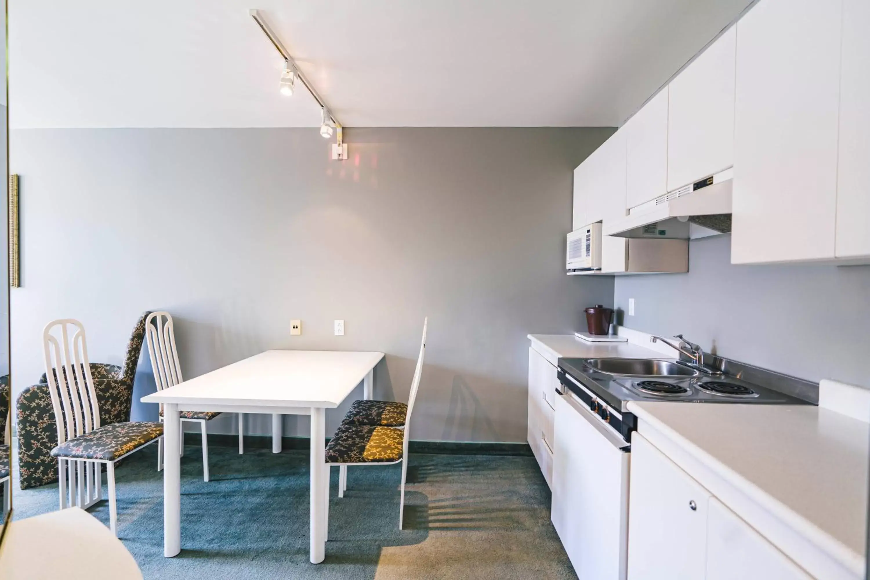 Kitchen/Kitchenette in Auberge Harris