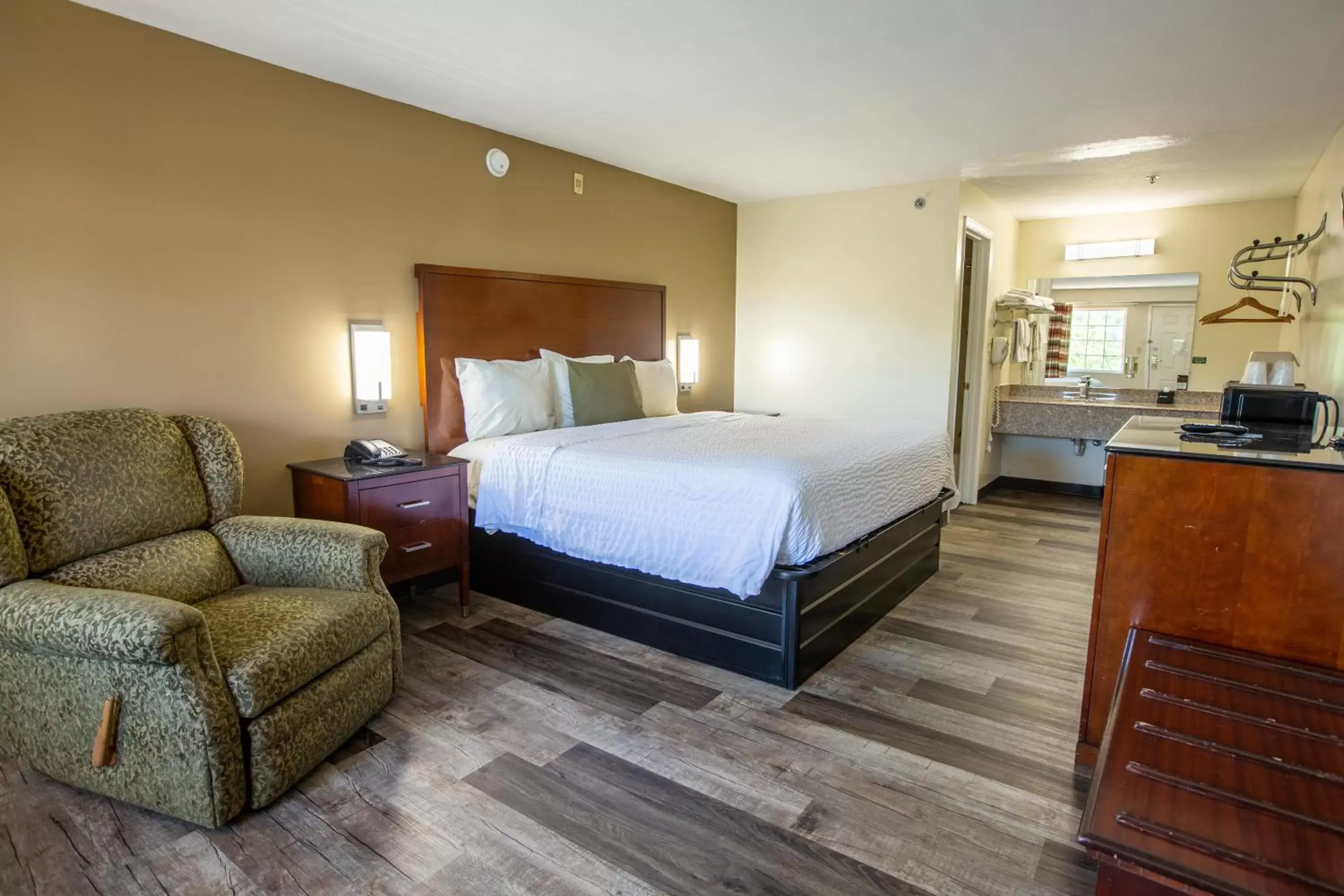 Non Smoking Deluxe King Room in Rosebud Inn Non Smoking Deluxe King Room in Rosebud Inn