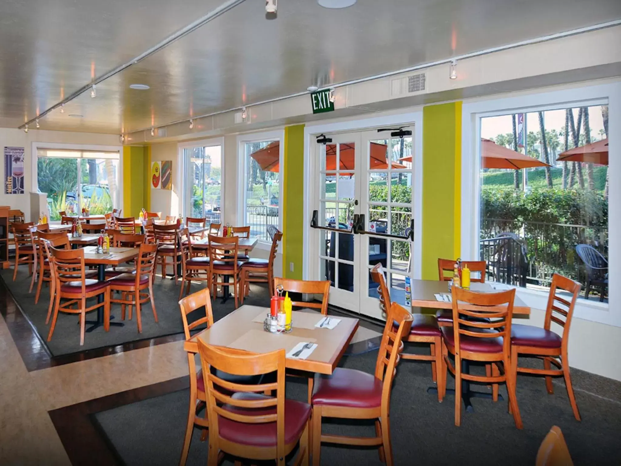 Restaurant/Places to Eat in Days Inn by Wyndham San Diego Hotel Circle