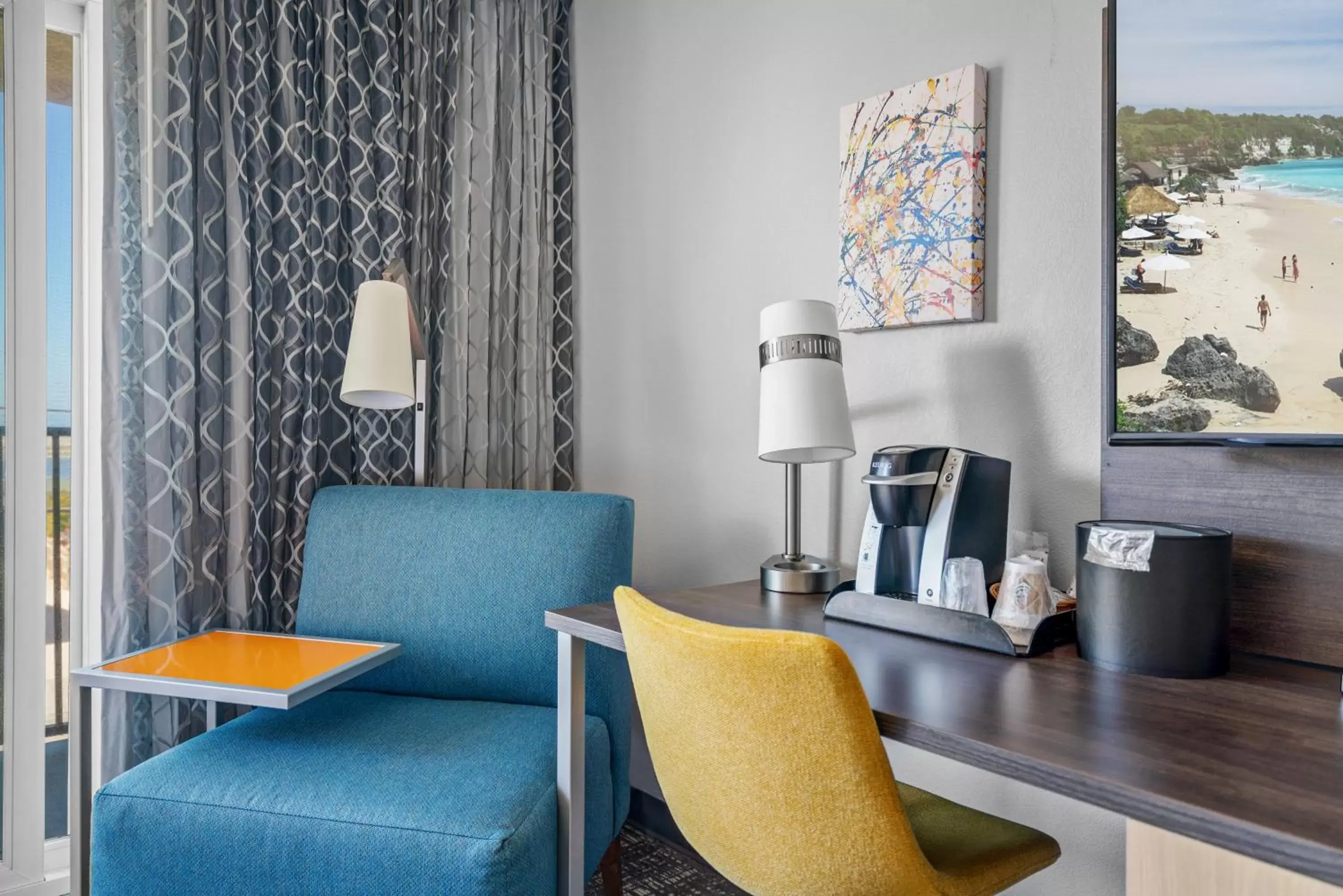 Bedroom, Seating Area in Hotel Avisa Downtown