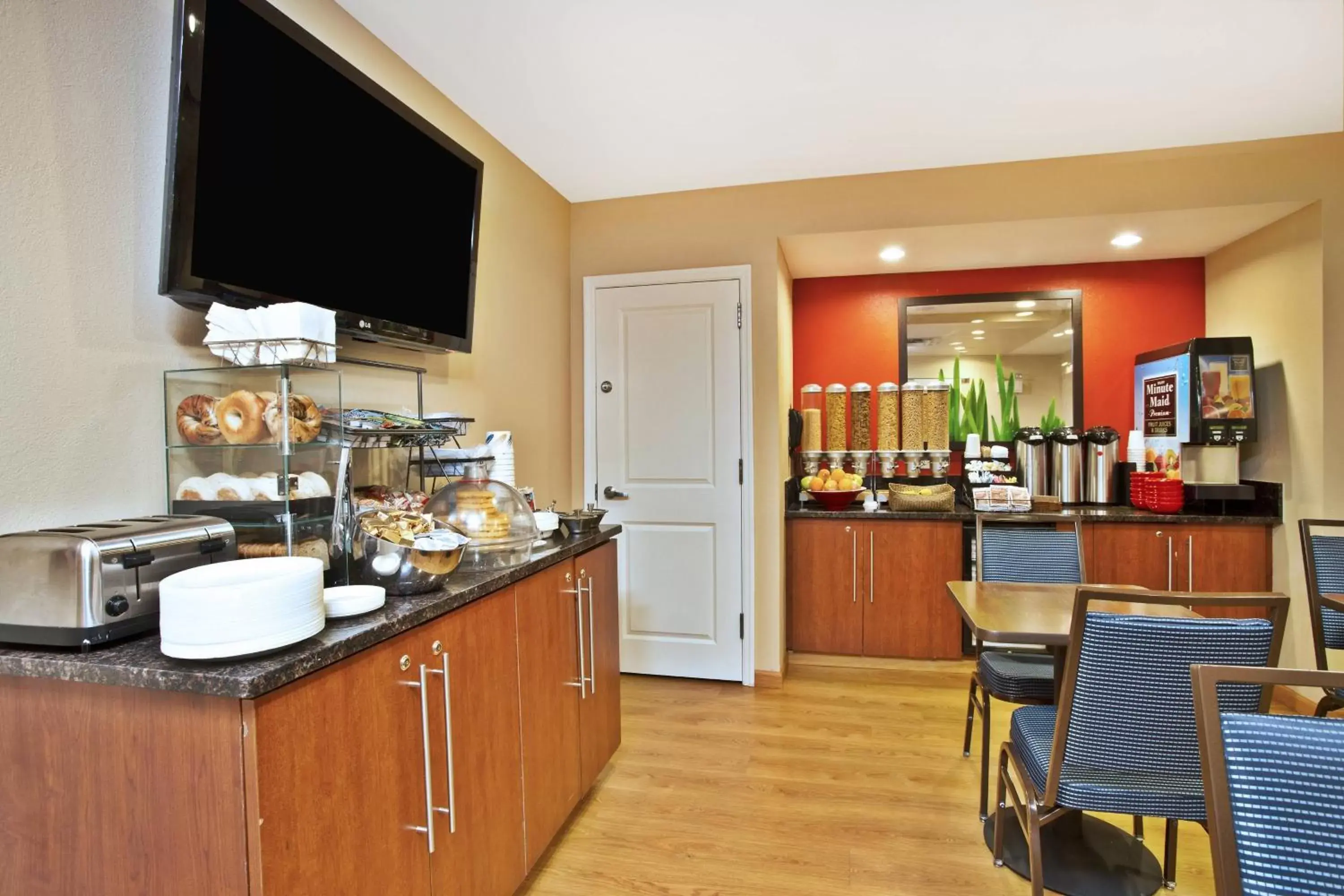 Breakfast, Restaurant/Places to Eat in TownePlace Suites Republic Airport Long Island Farmingdale