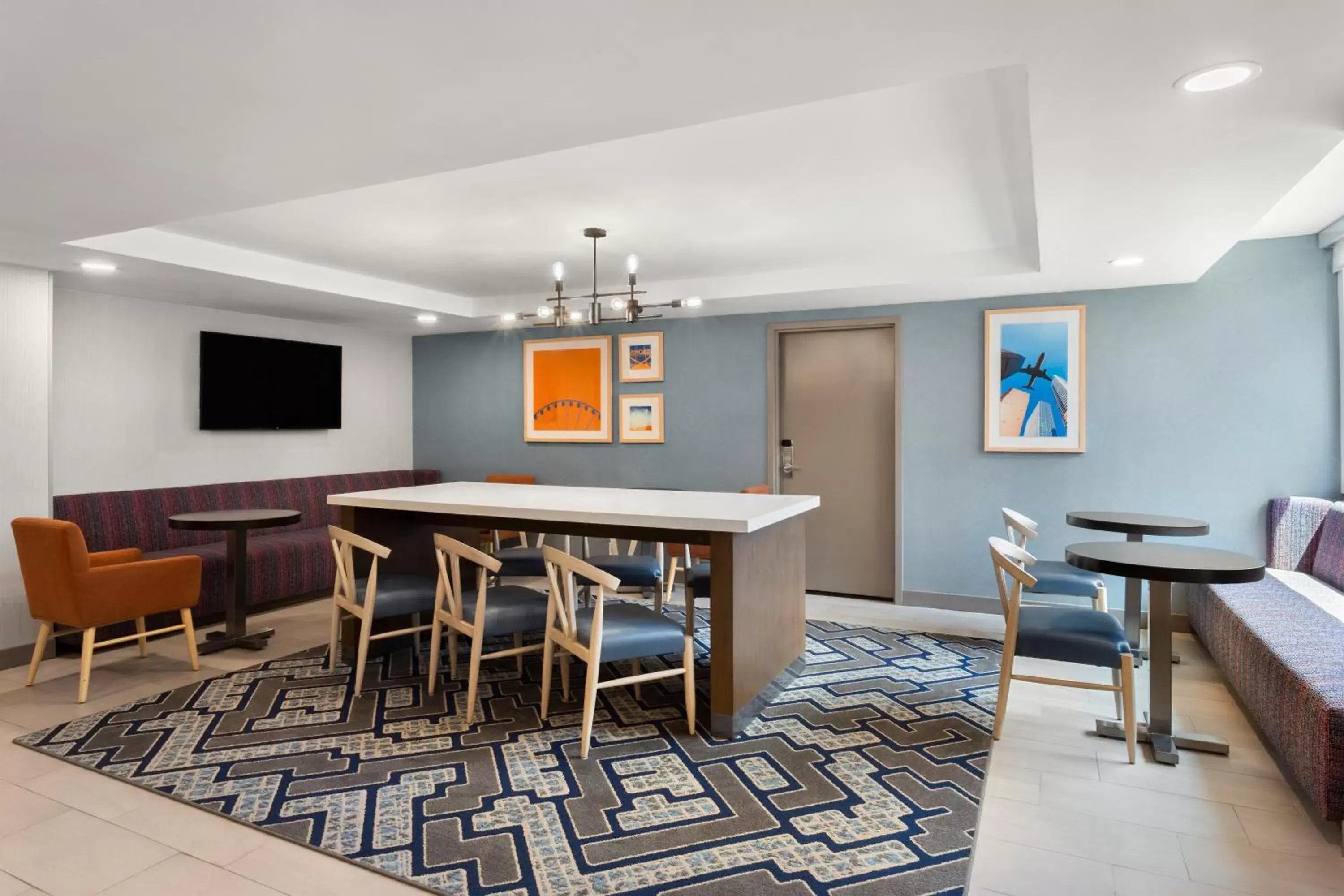Communal lounge/ TV room, Lounge/Bar in Holiday Inn Express Atlanta Airport - North, an IHG Hotel