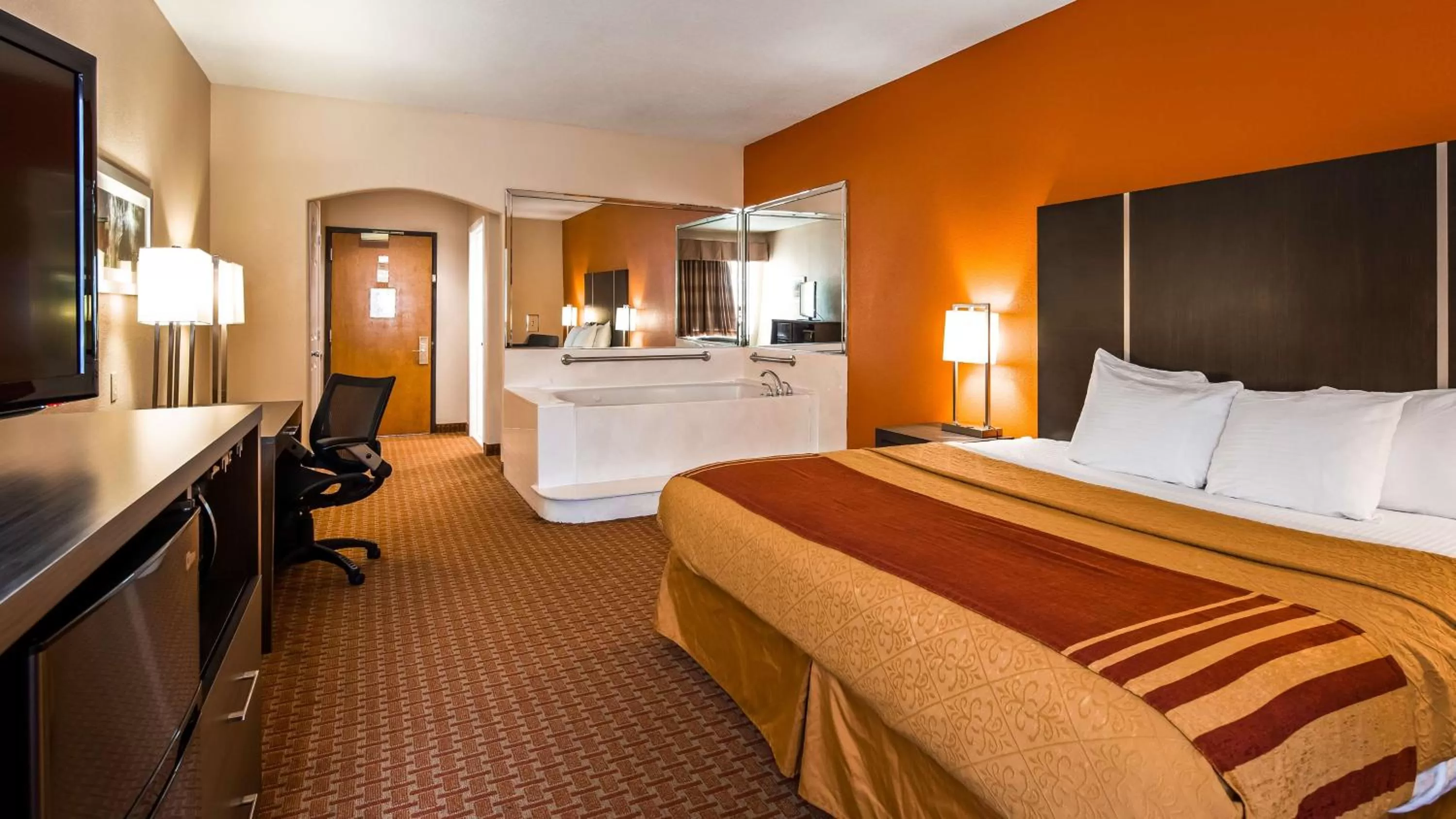 King Suite with Whirlpool- Non-Smoking in Best Western Plus North Houston Inn & Suites