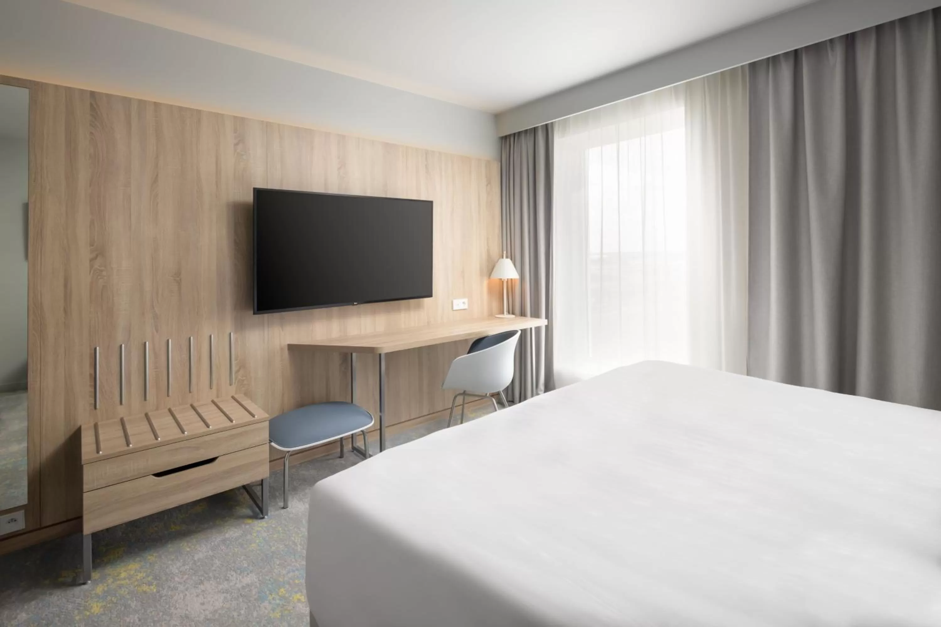 Photo of the whole room, Bed in Courtyard by Marriott Paris Charles de Gaulle Central Airport