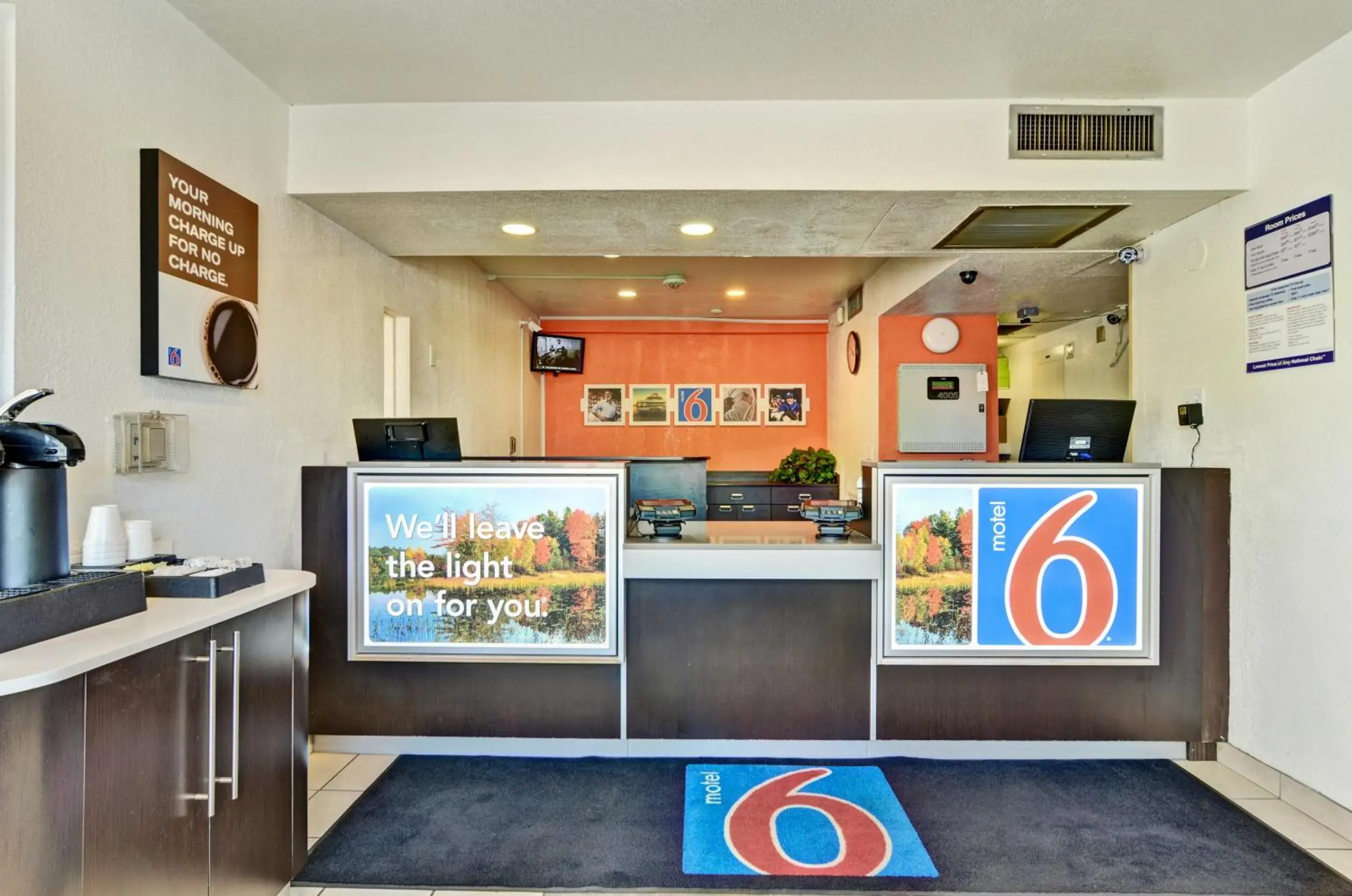 Lobby or reception, Lobby/Reception in Motel 6-Pittsburgh, PA - Crafton