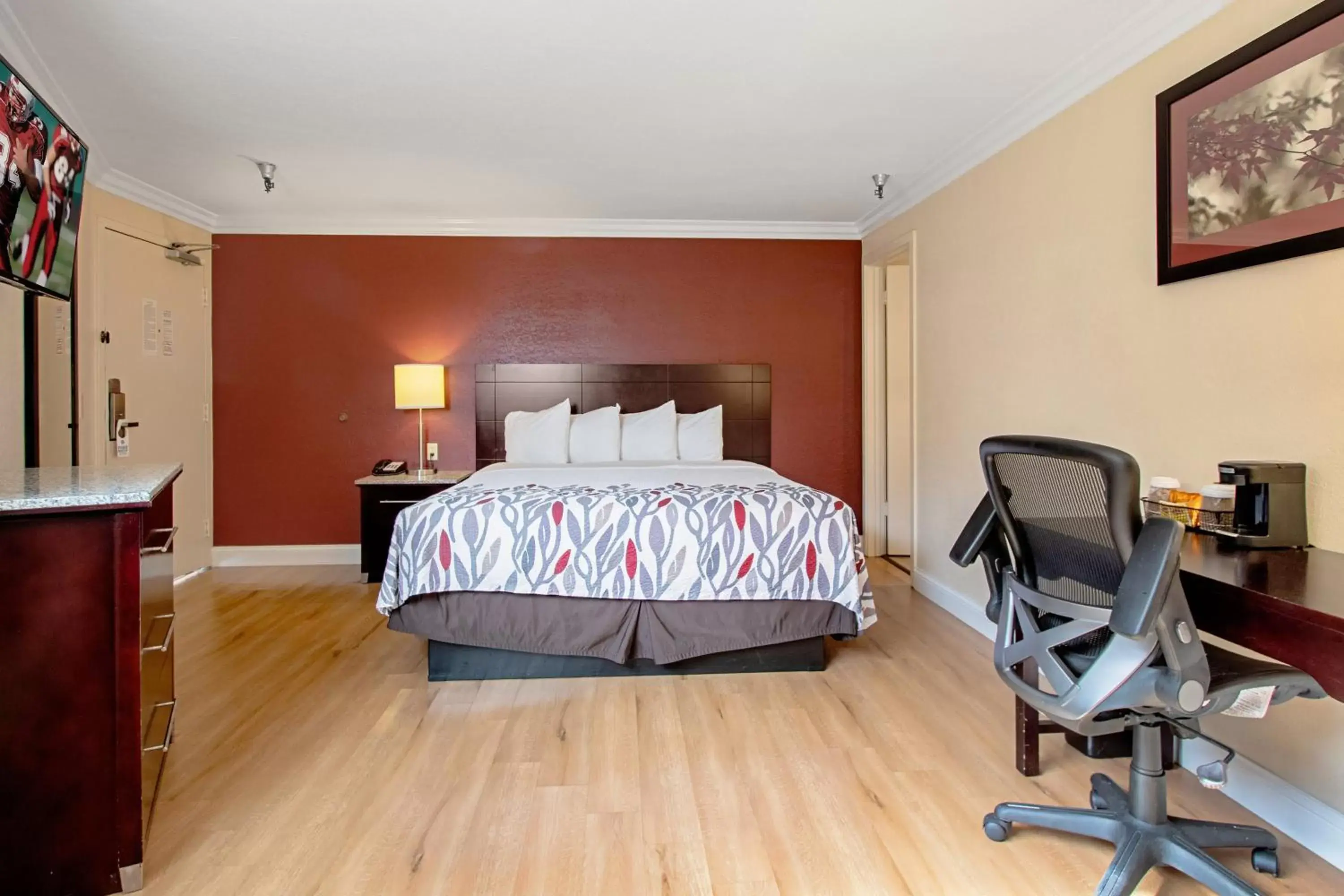 Bedroom, Bed in Red Roof Inn & Suites Monterey