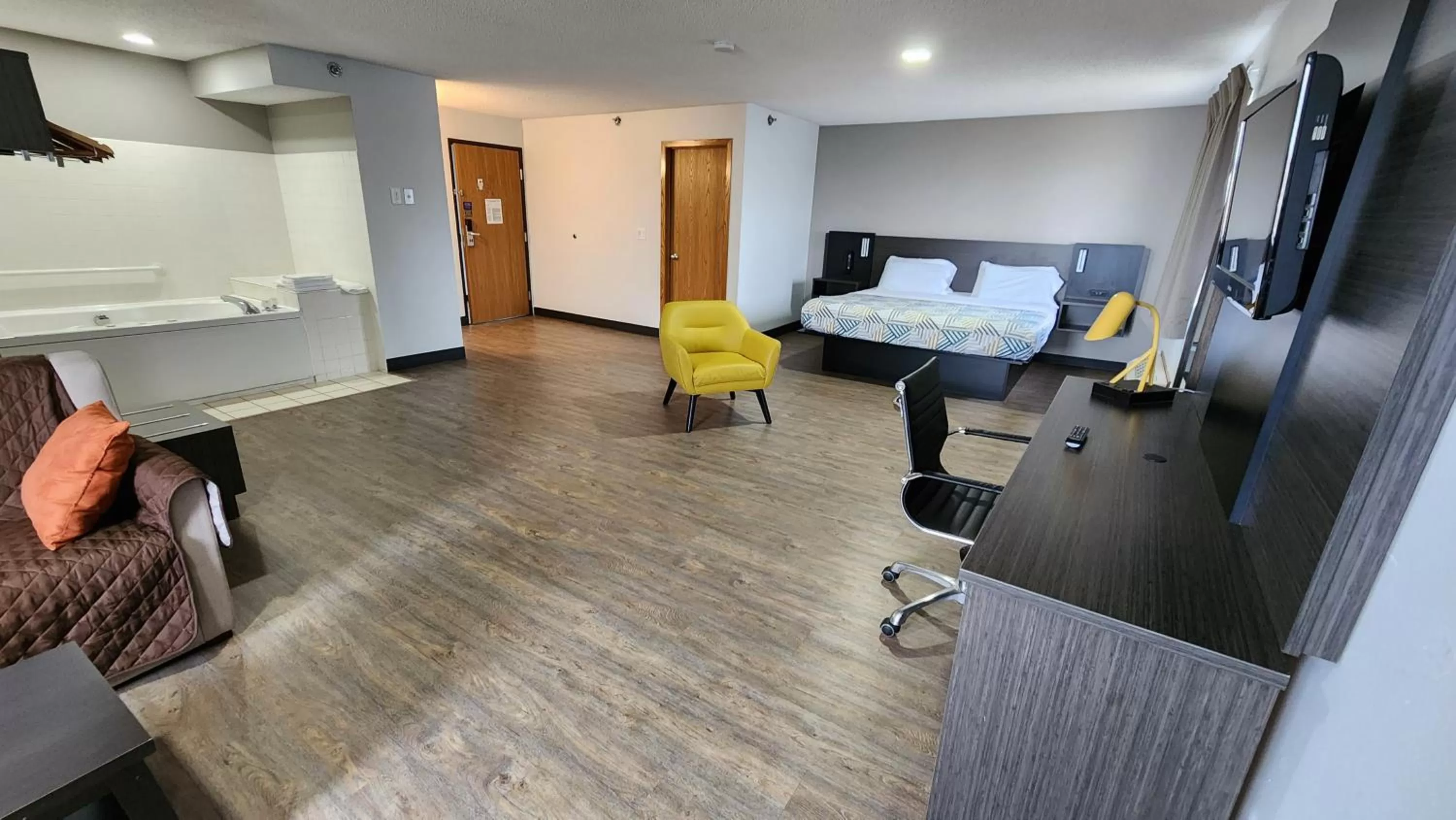 TV and multimedia in Motel 6-Kewanee, IL