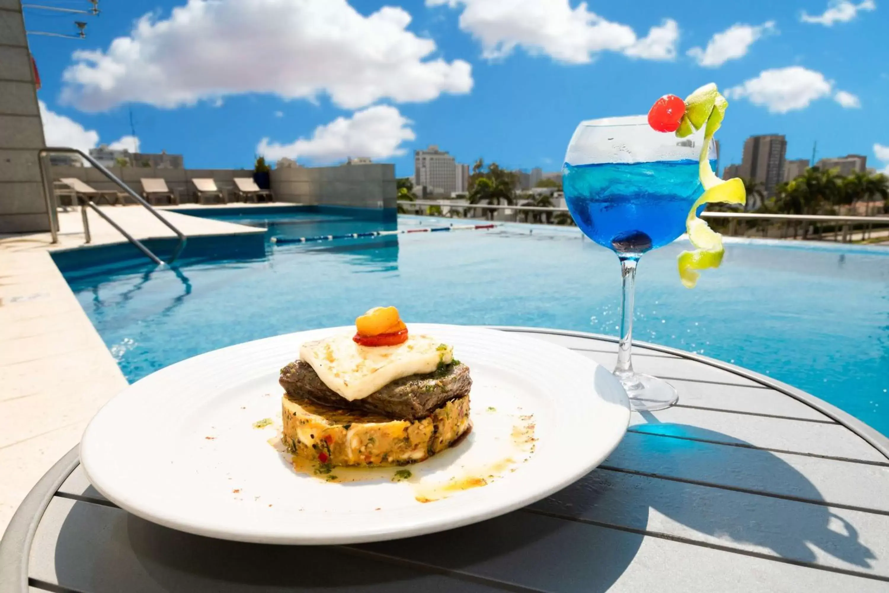 Dining area, Swimming Pool in Hilton Garden Inn Barranquilla