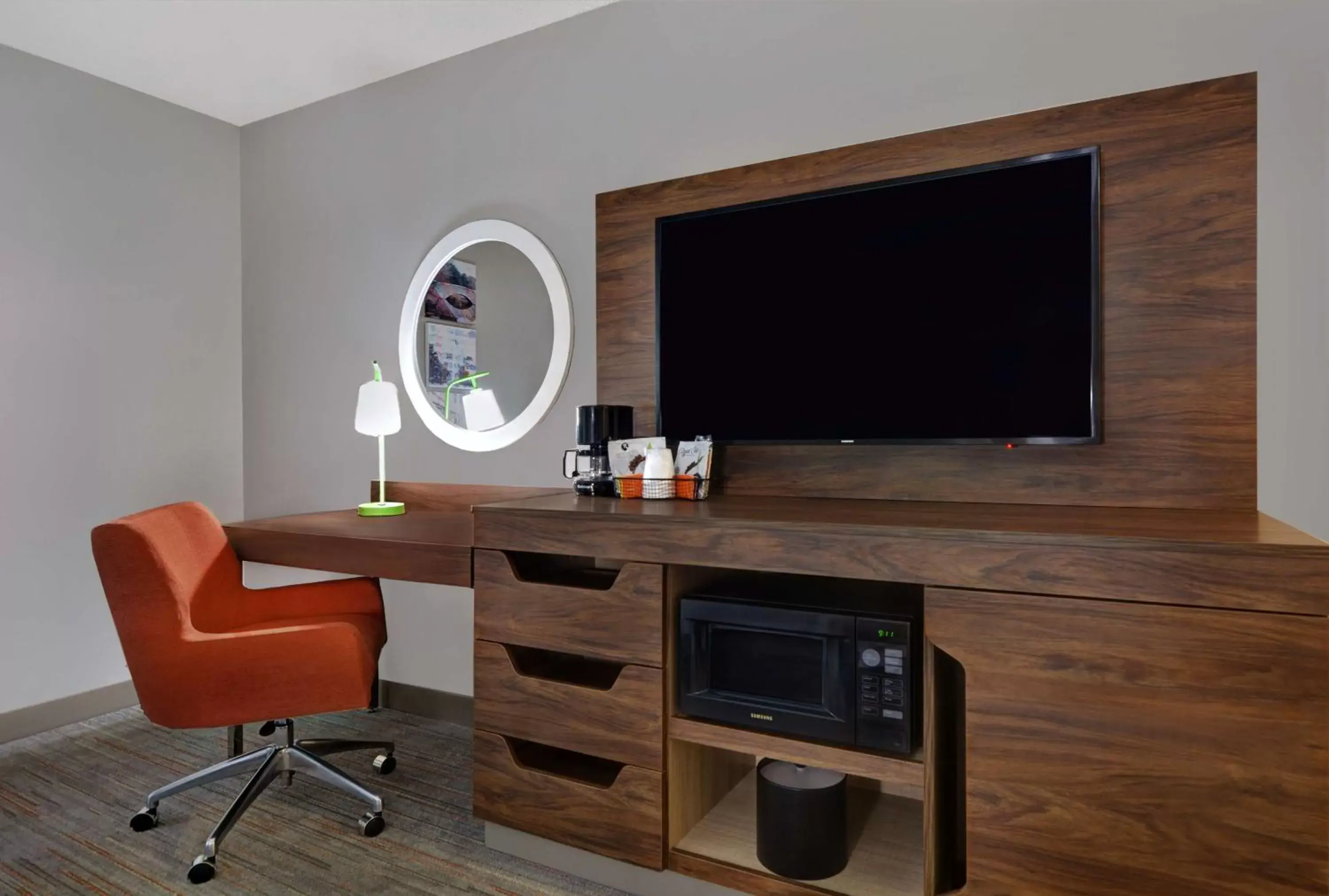 Bedroom, TV/Entertainment Center in Hampton Inn Charlotte Monroe