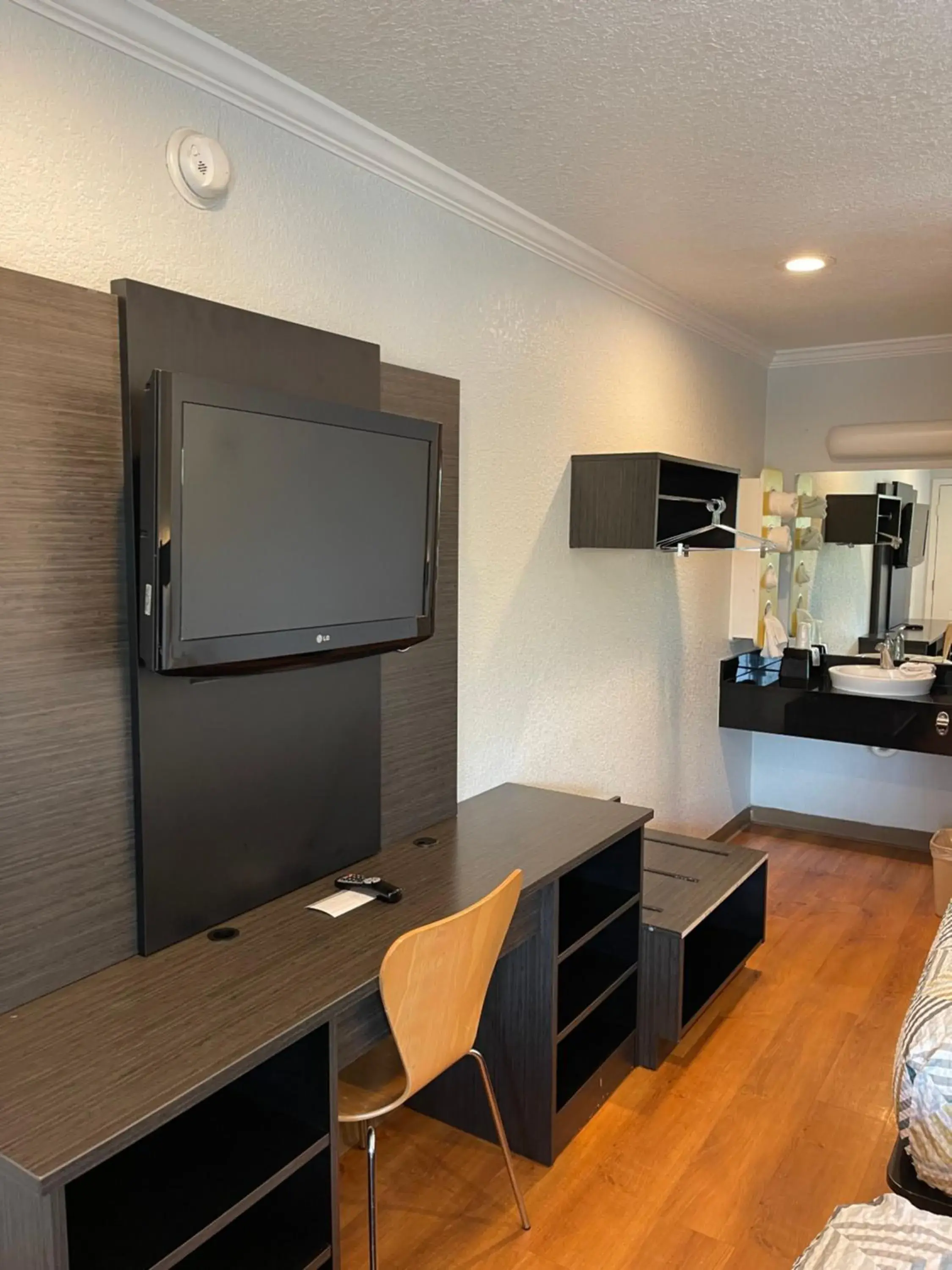 Bedroom, TV/Entertainment Center in Motel 6 Sacremento, Ca - Downton