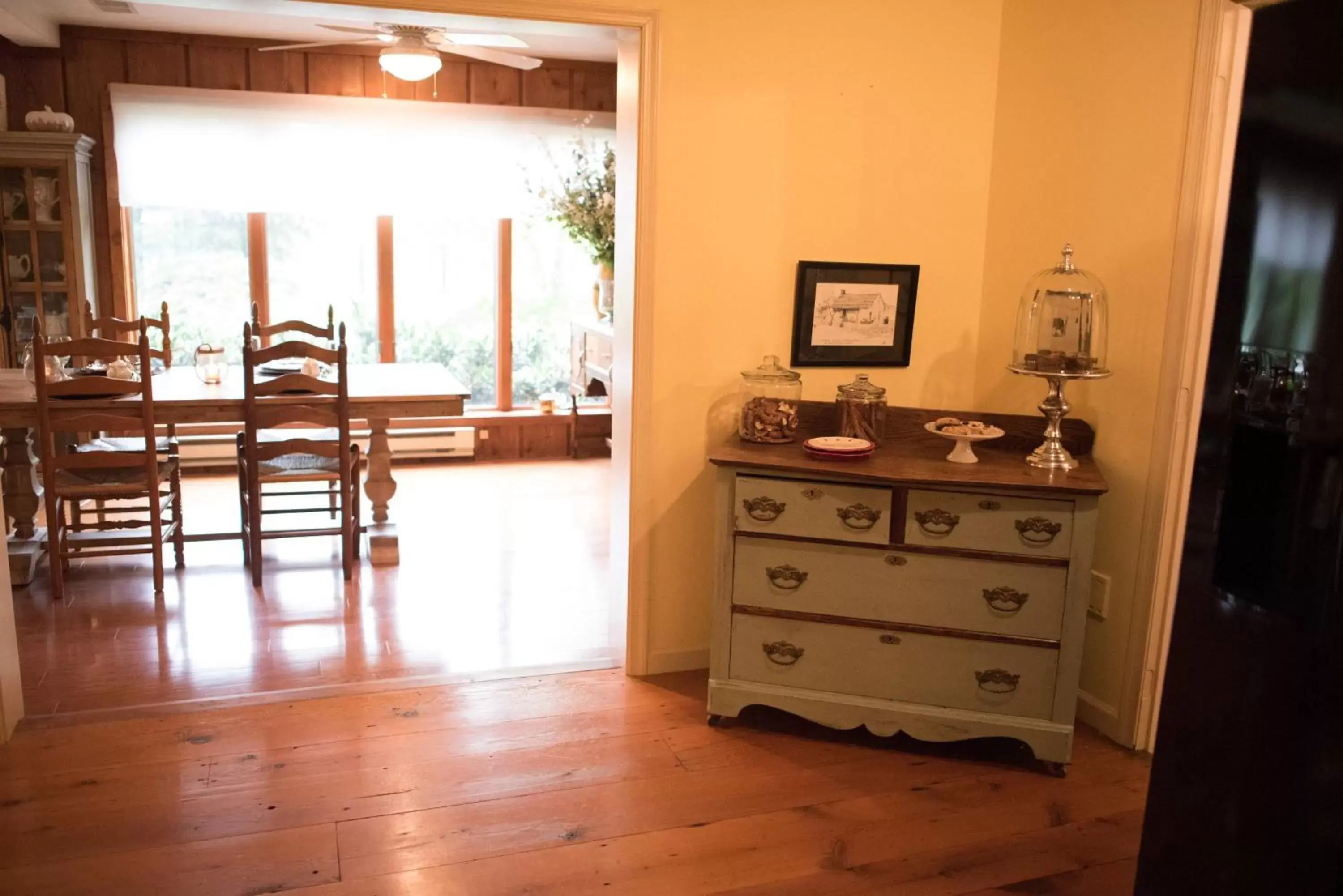 Coffee/tea facilities, Dining Area in The Inn at White Oak