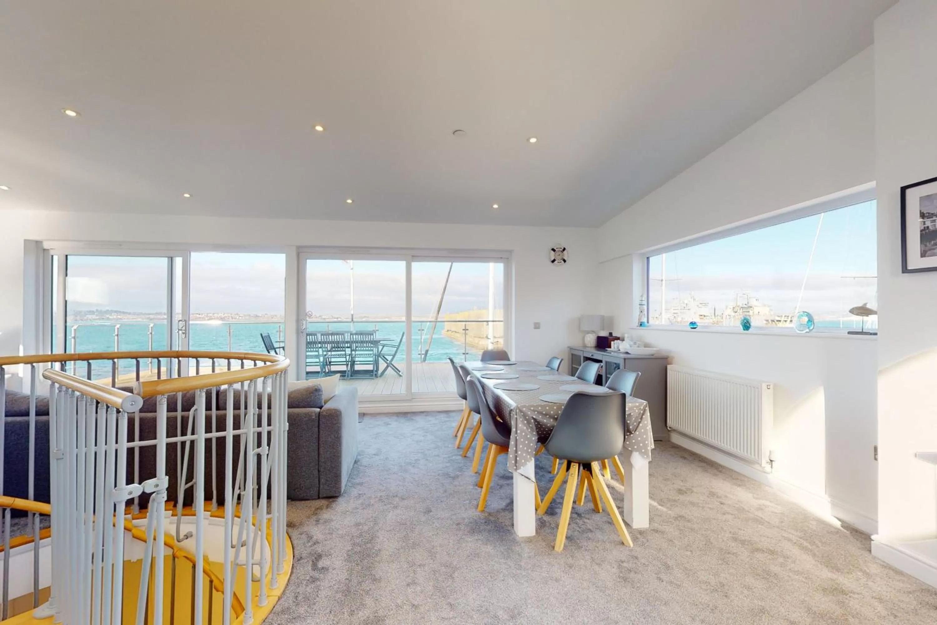 Dining area in Crabbers' Wharf