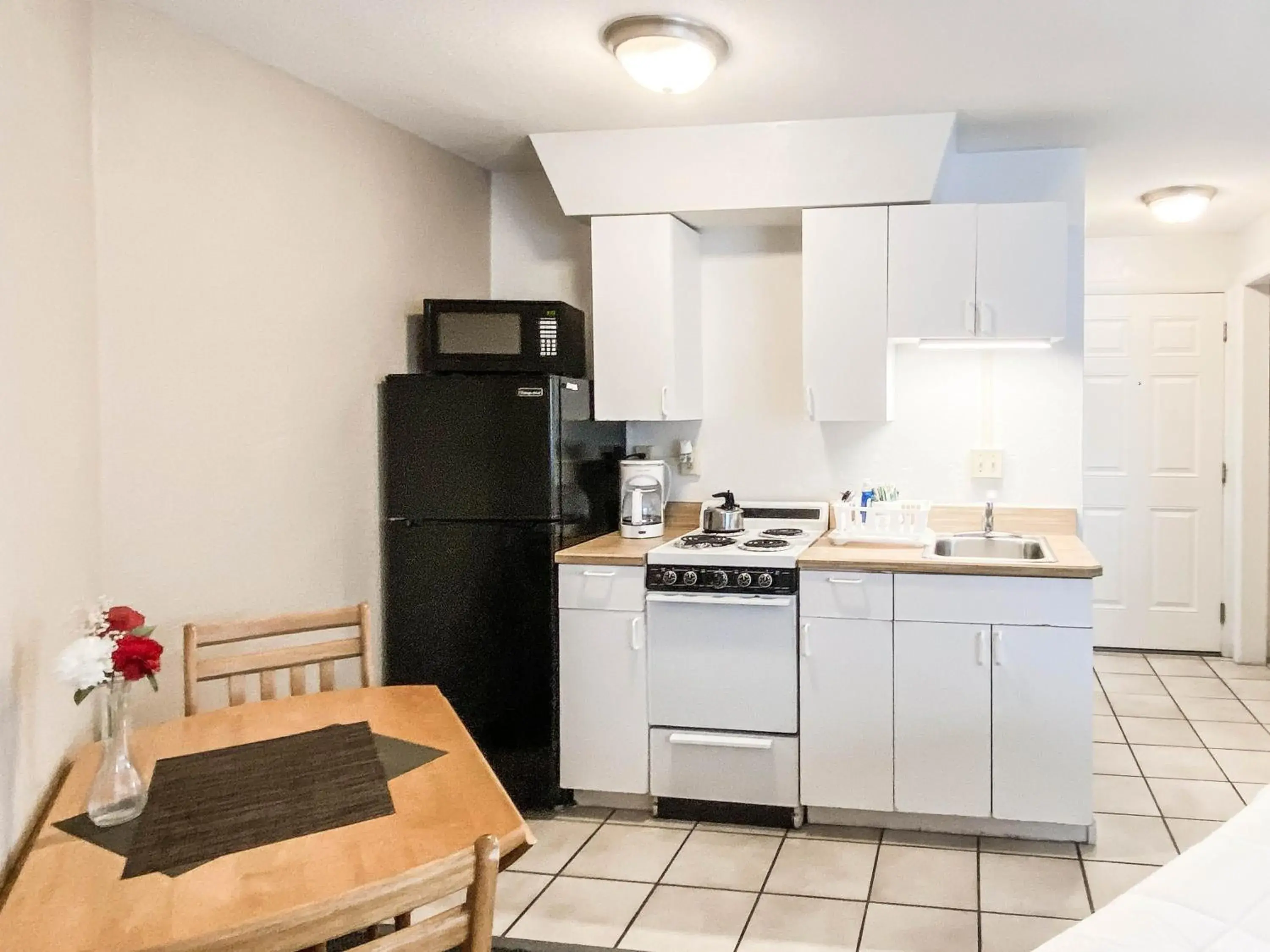 Kitchen/Kitchenette in Ocean Court Beachfront Hotel