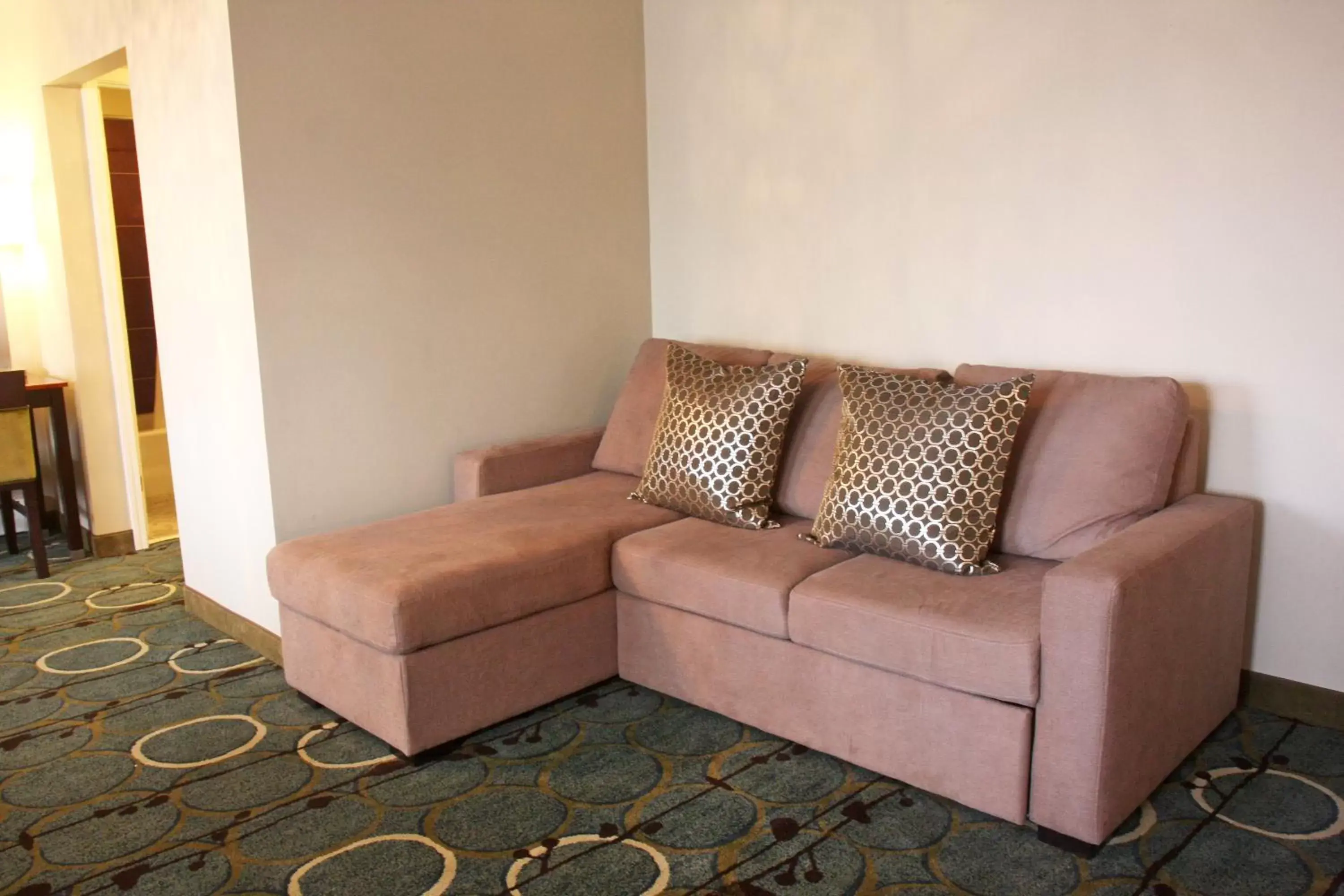 Bed, Seating Area in Gateway Inn and Suites