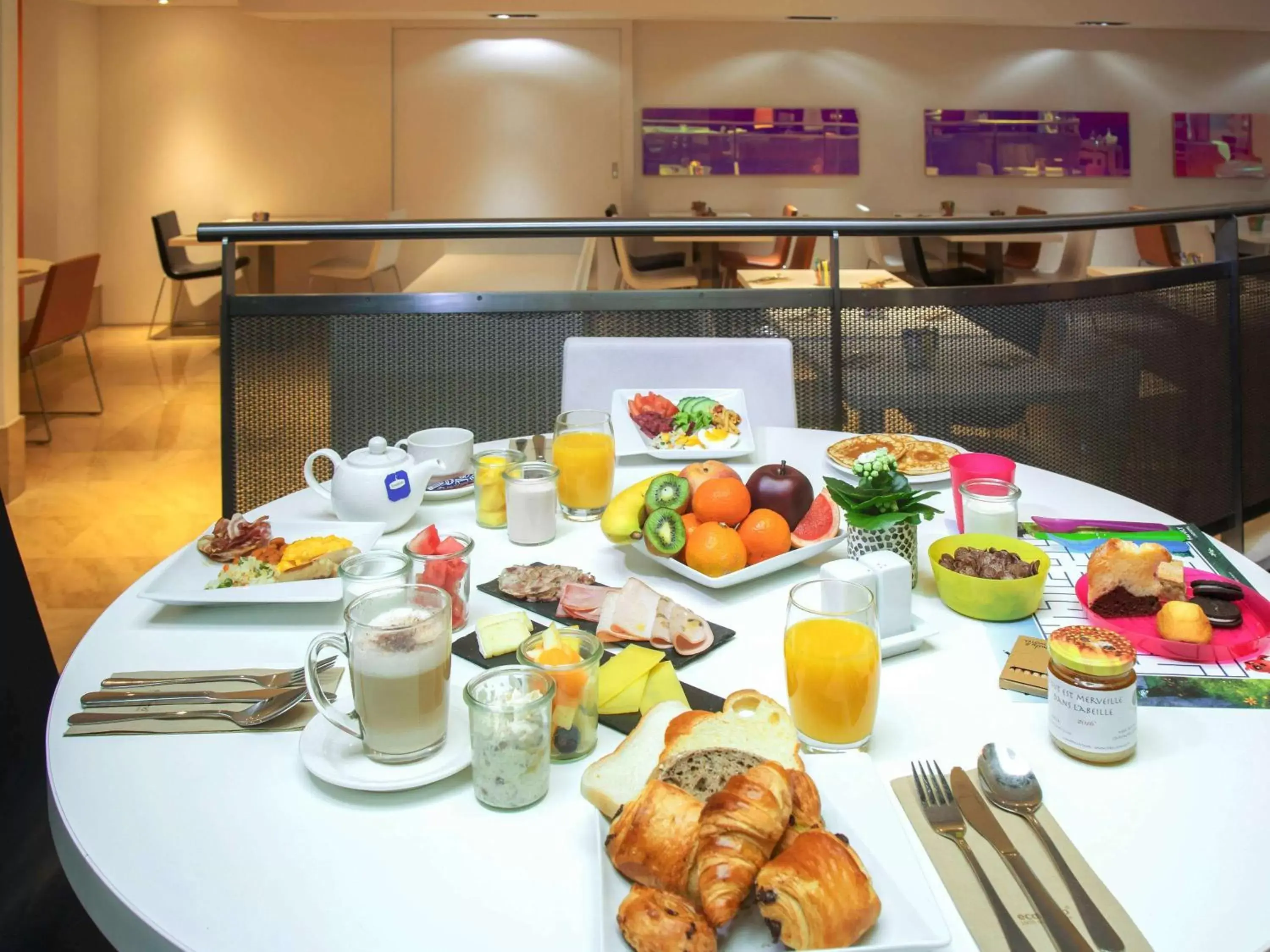 Property building, Breakfast in Novotel Genève Centre