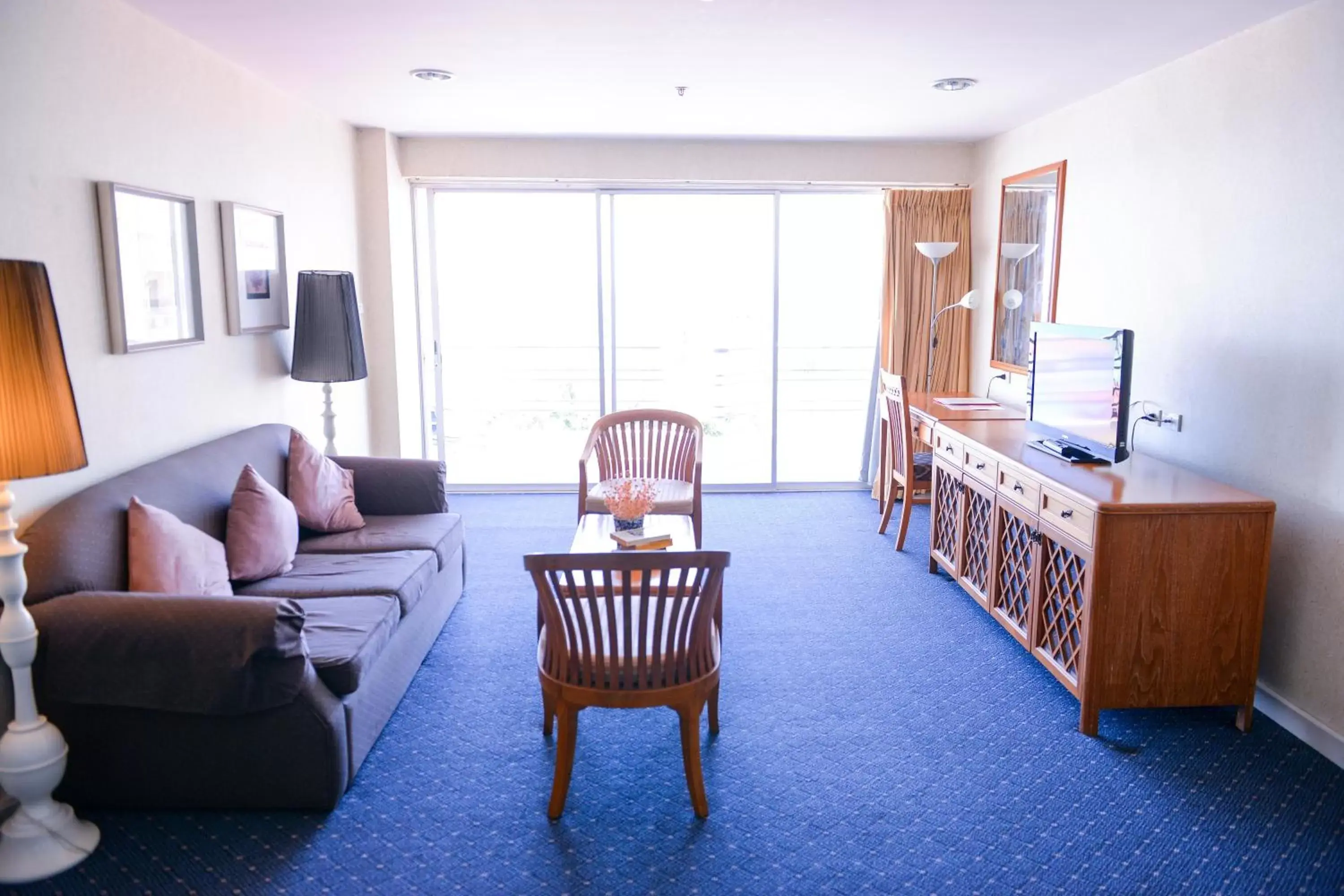 Living room, Seating Area in Sandy Spring Hotel