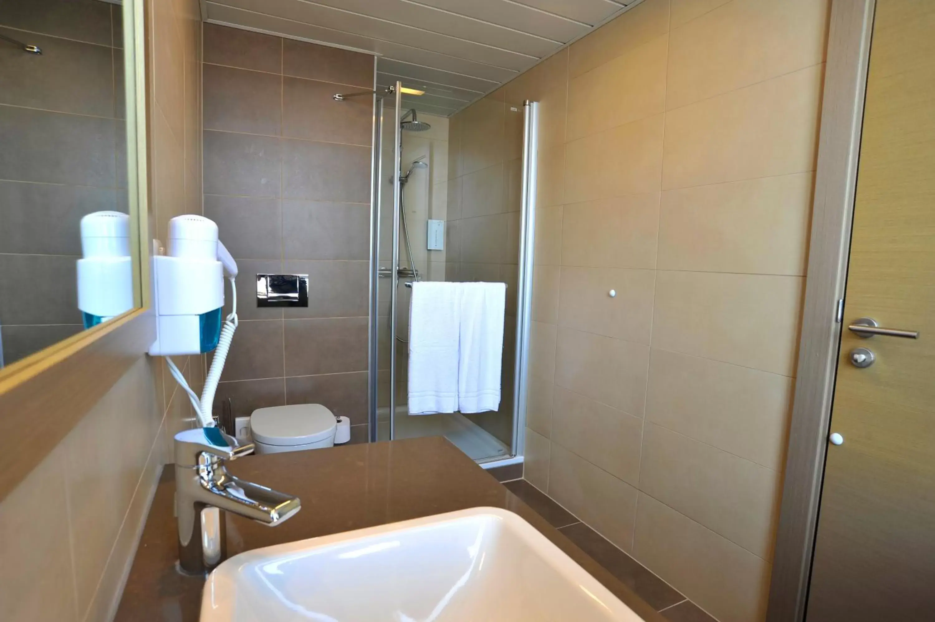 Bathroom in Golden Tulip Kassel Hotel Reiss