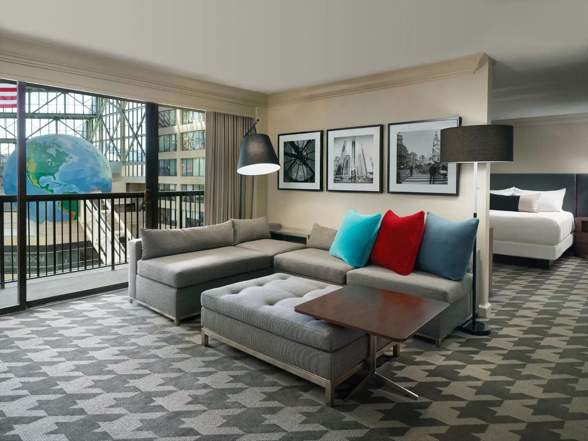 Bedroom, Seating Area in Omni Atlanta Hotel at CNN Center