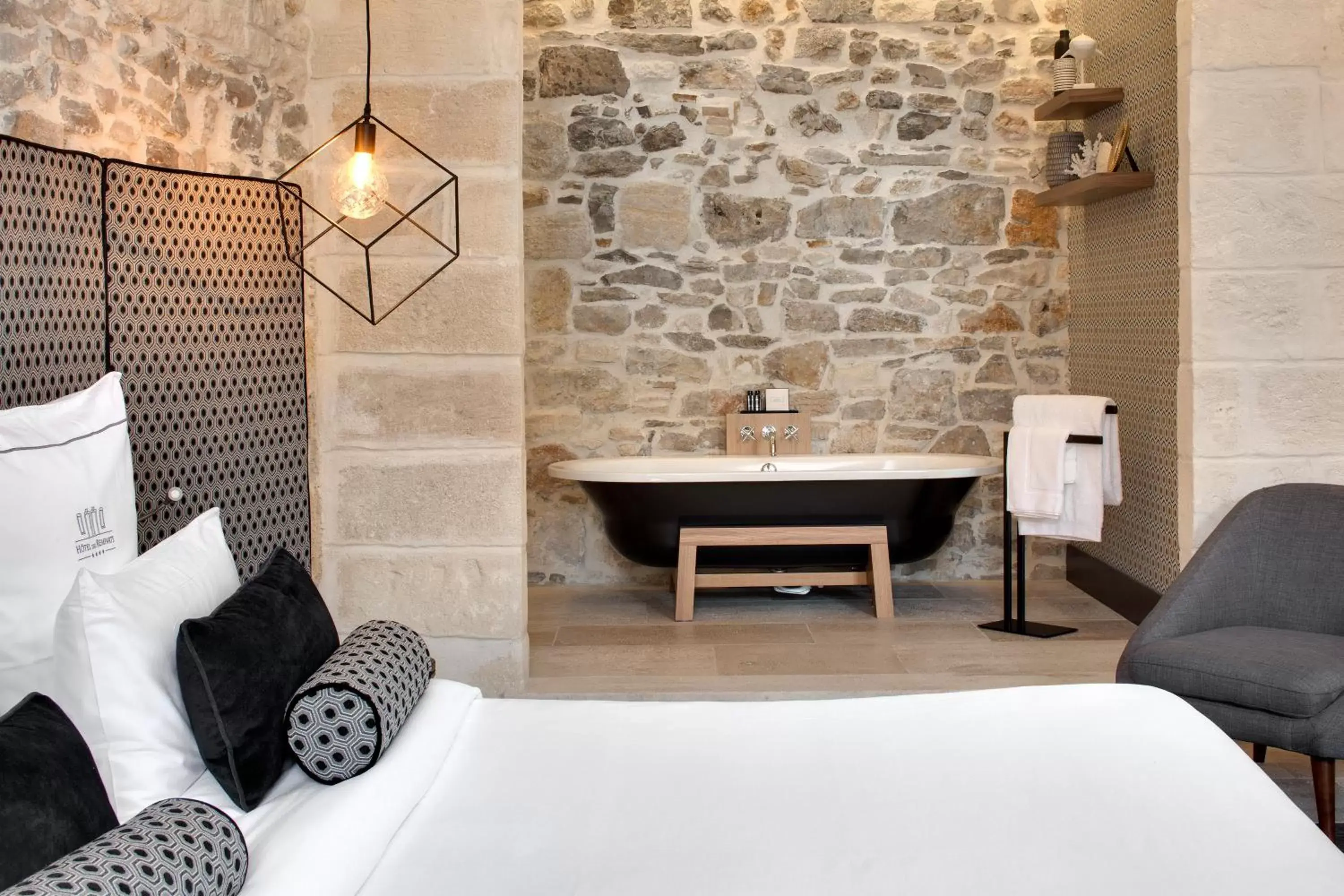 Bathroom, Bed in Boutique Hôtel des Remparts & Spa