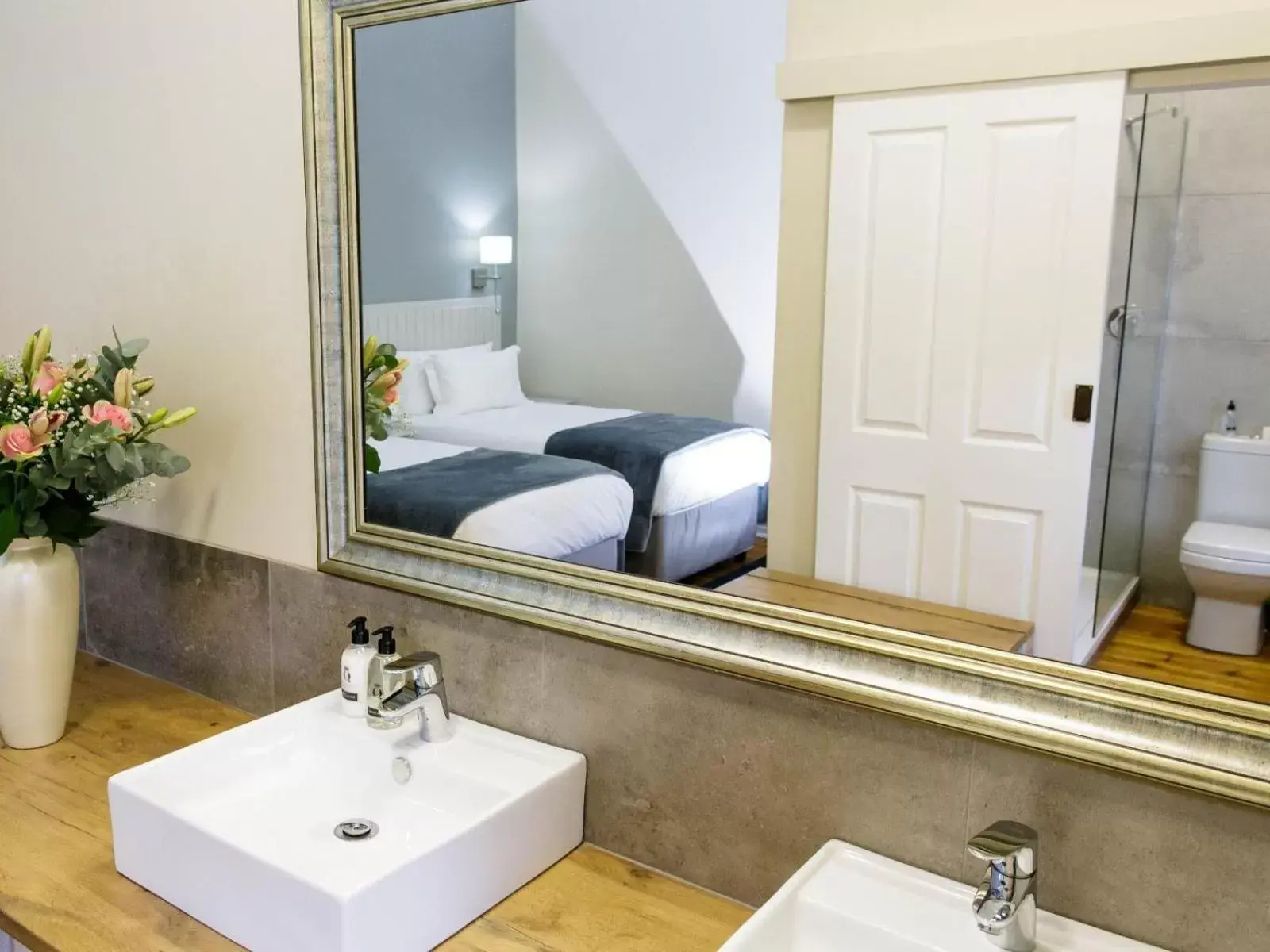 Bathroom in Queens Hotel by BON Hotels