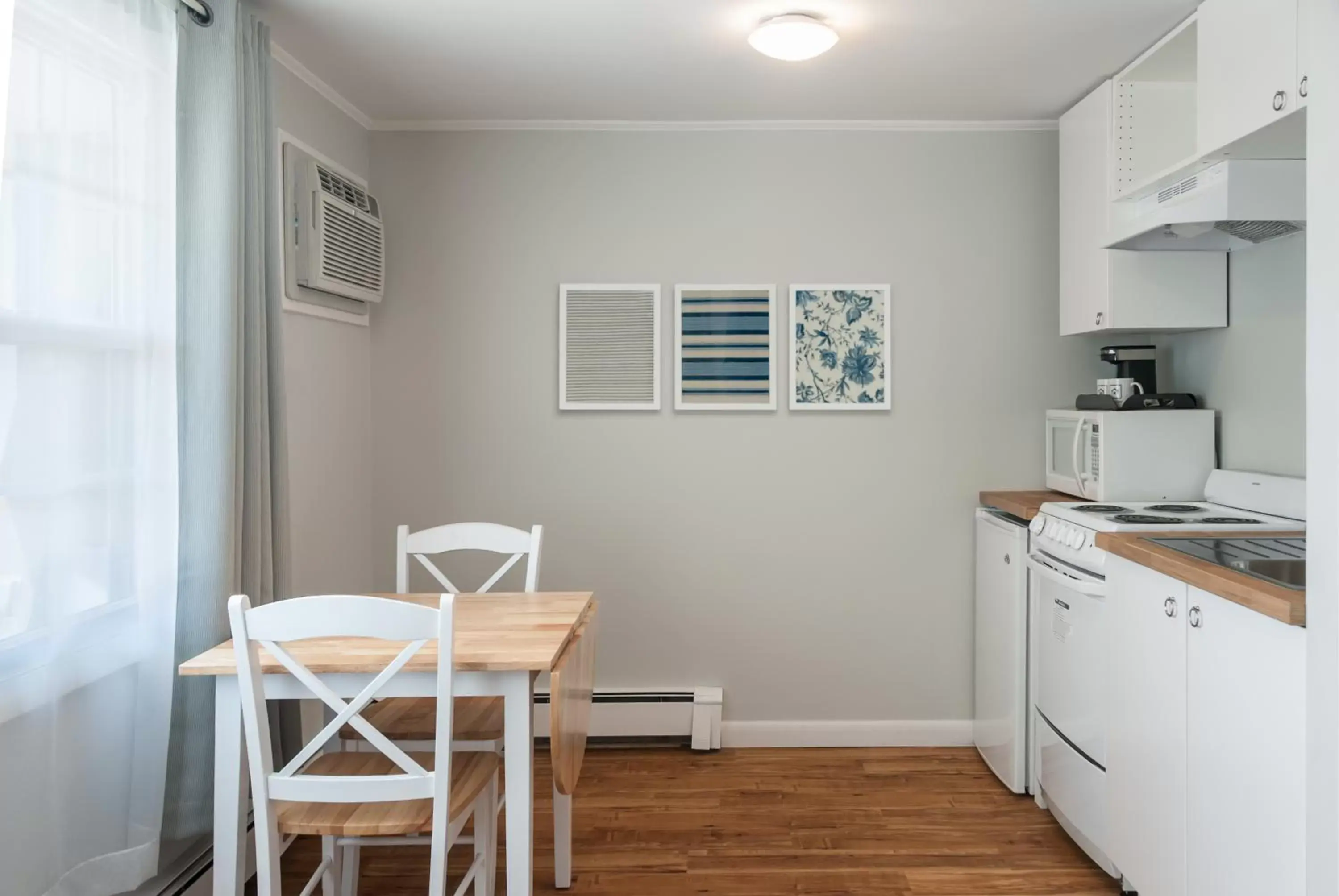 Queen Studio with Kitchenette in Kittery Inn & Suites