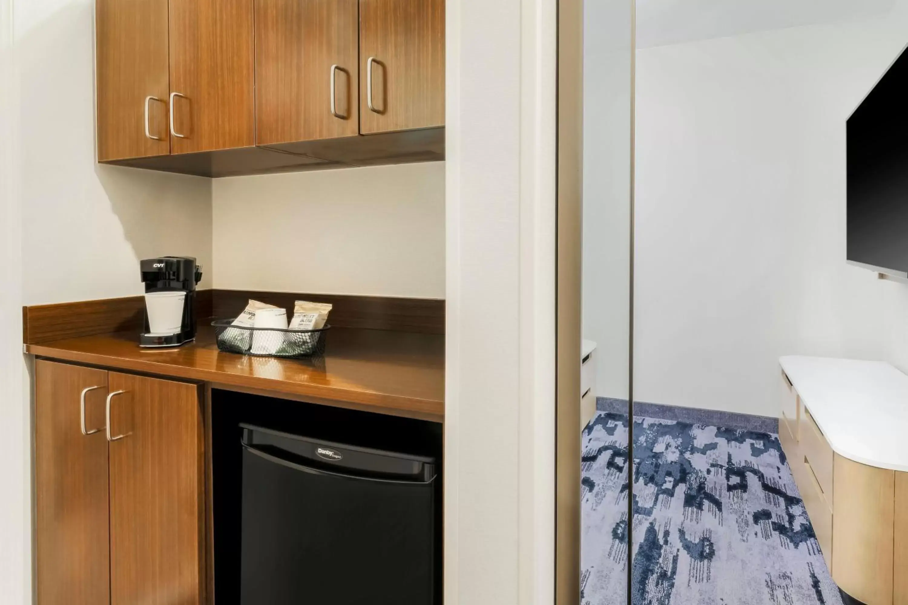 Photo of the whole room, Kitchen/Kitchenette in Fairfield Inn and Suites by Marriott San Jose Airport