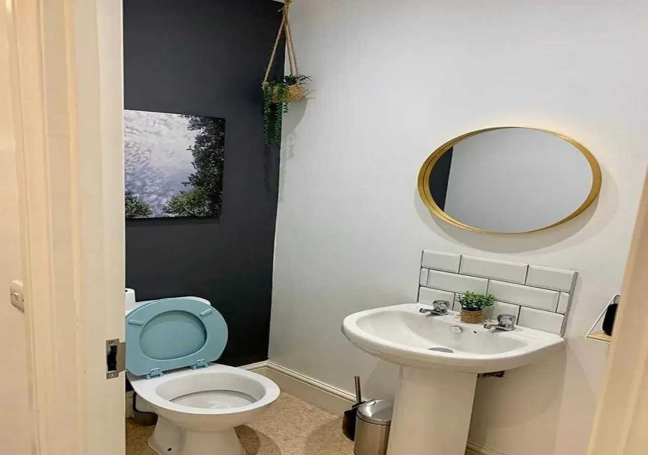 Toilet, Bathroom in Mollyinn Central Brighton