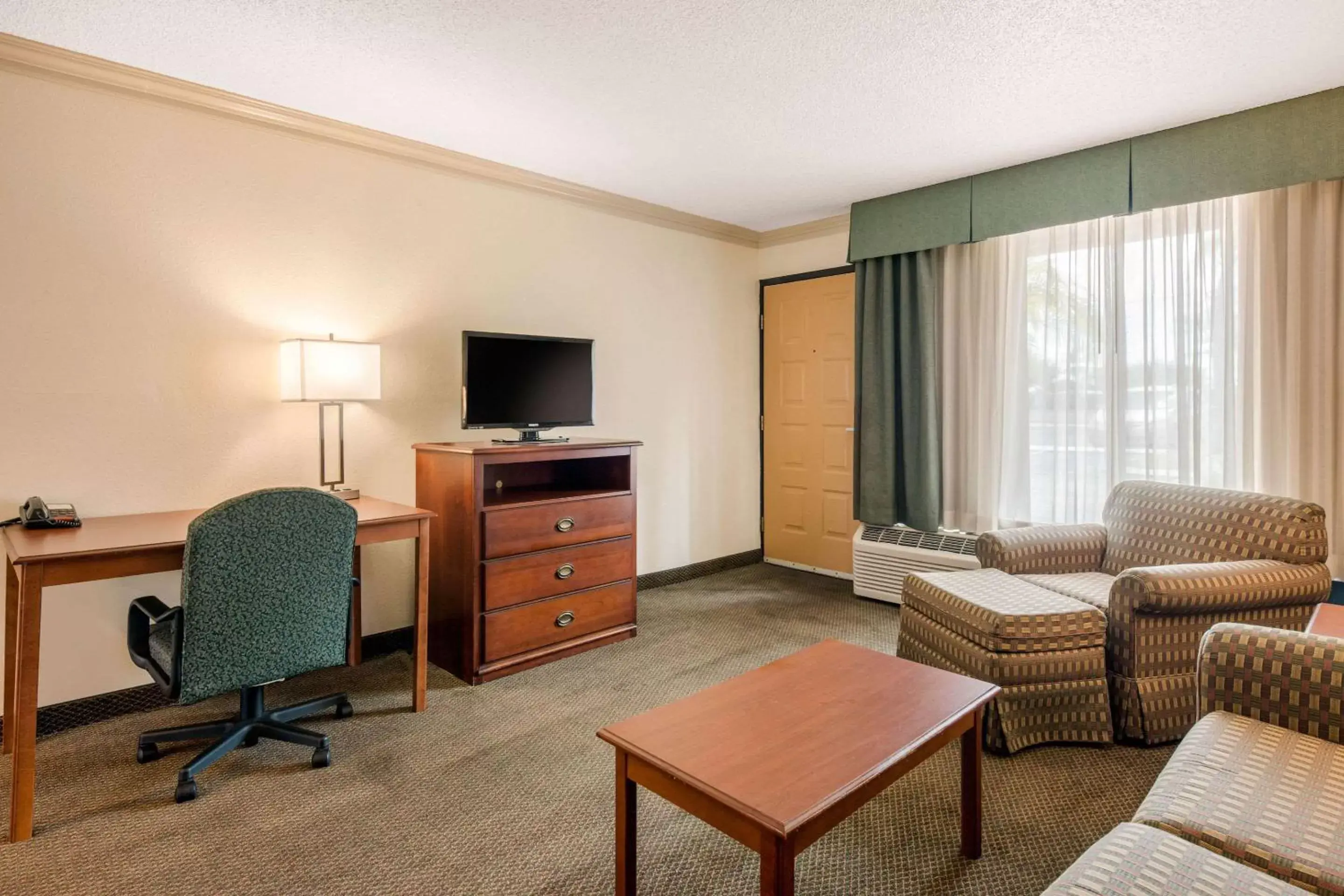 Bedroom, Seating Area in Quality Inn & Suites Tarpon Springs South