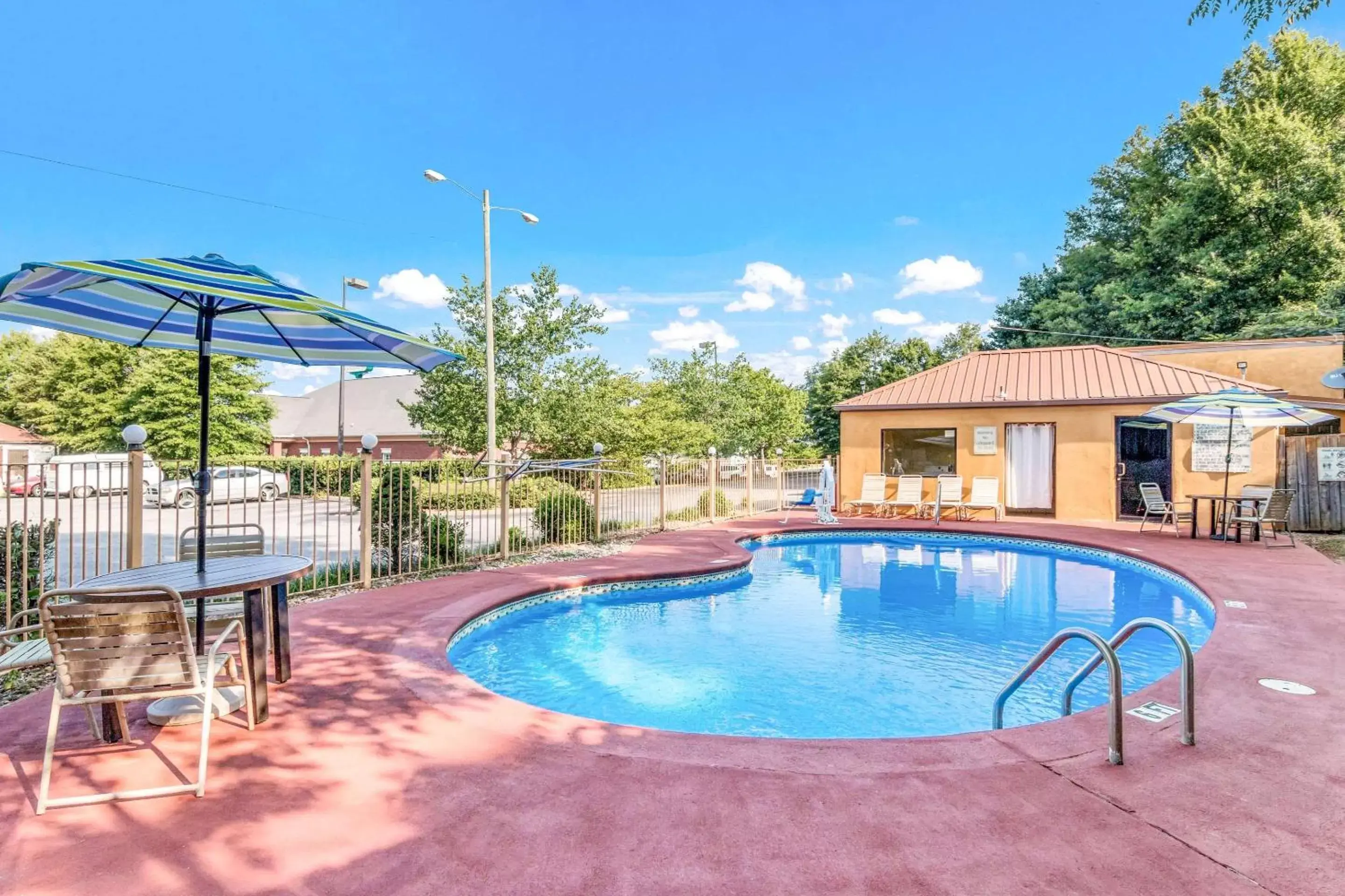Swimming Pool in Econo Lodge Inn & Suites - Griffin