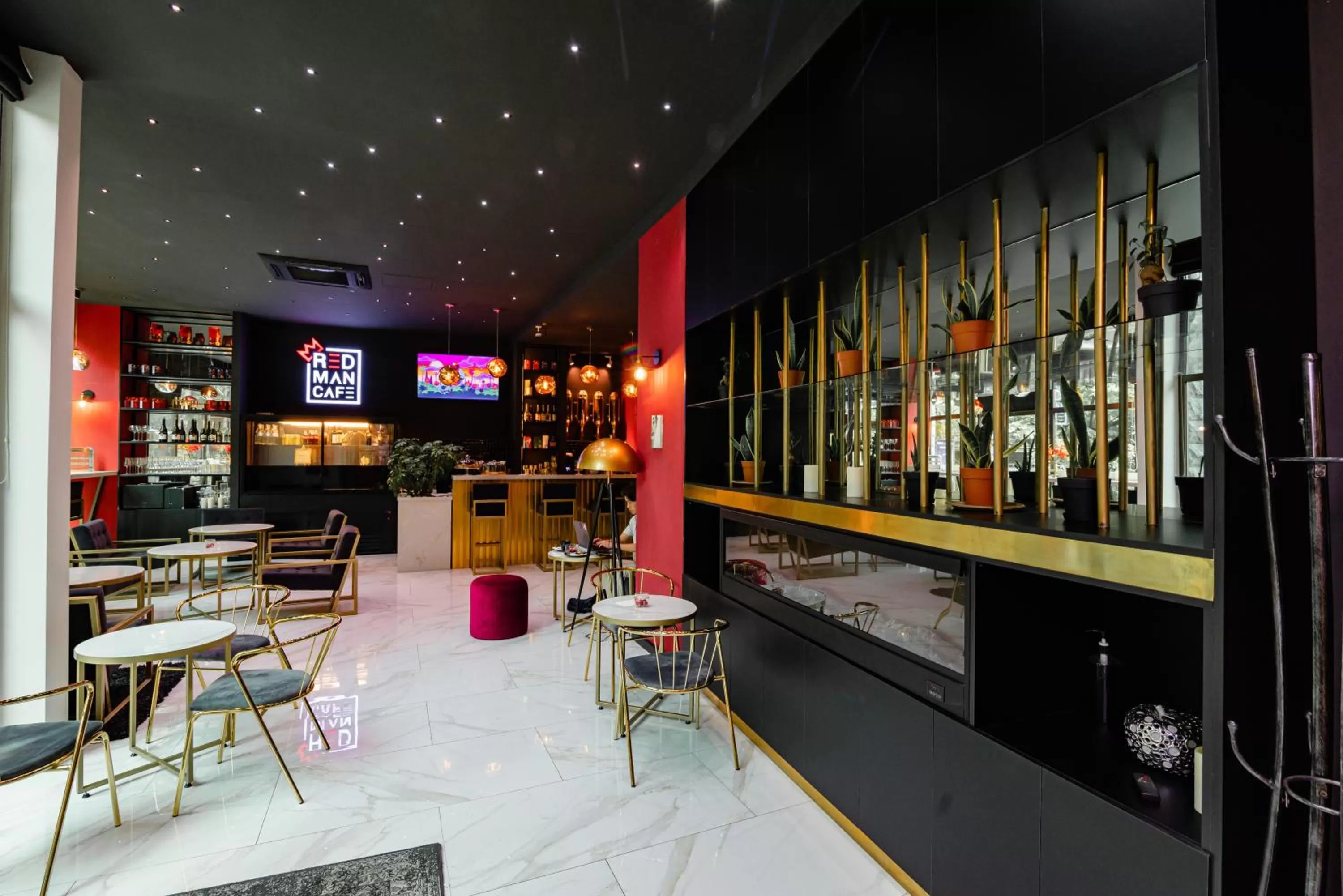 Restaurant/places to eat in Royal Plaza Hotel