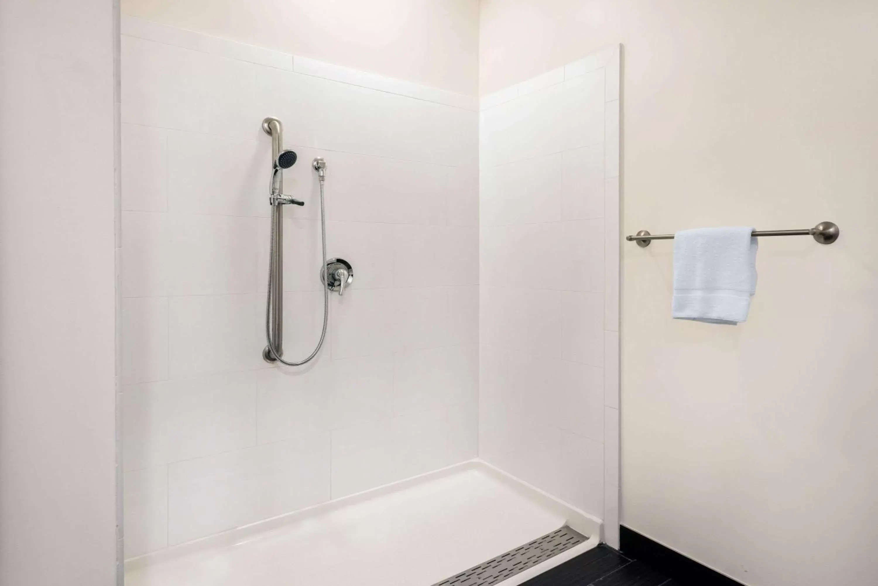 Bathroom in Howard Johnson by Wyndham Quincy/ Boston