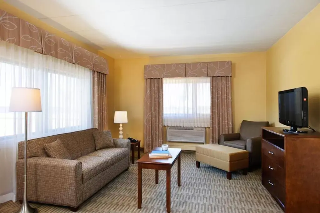 Photo of the whole room, Seating Area in Holiday Inn Express Philadelphia Airport, an IHG Hotel