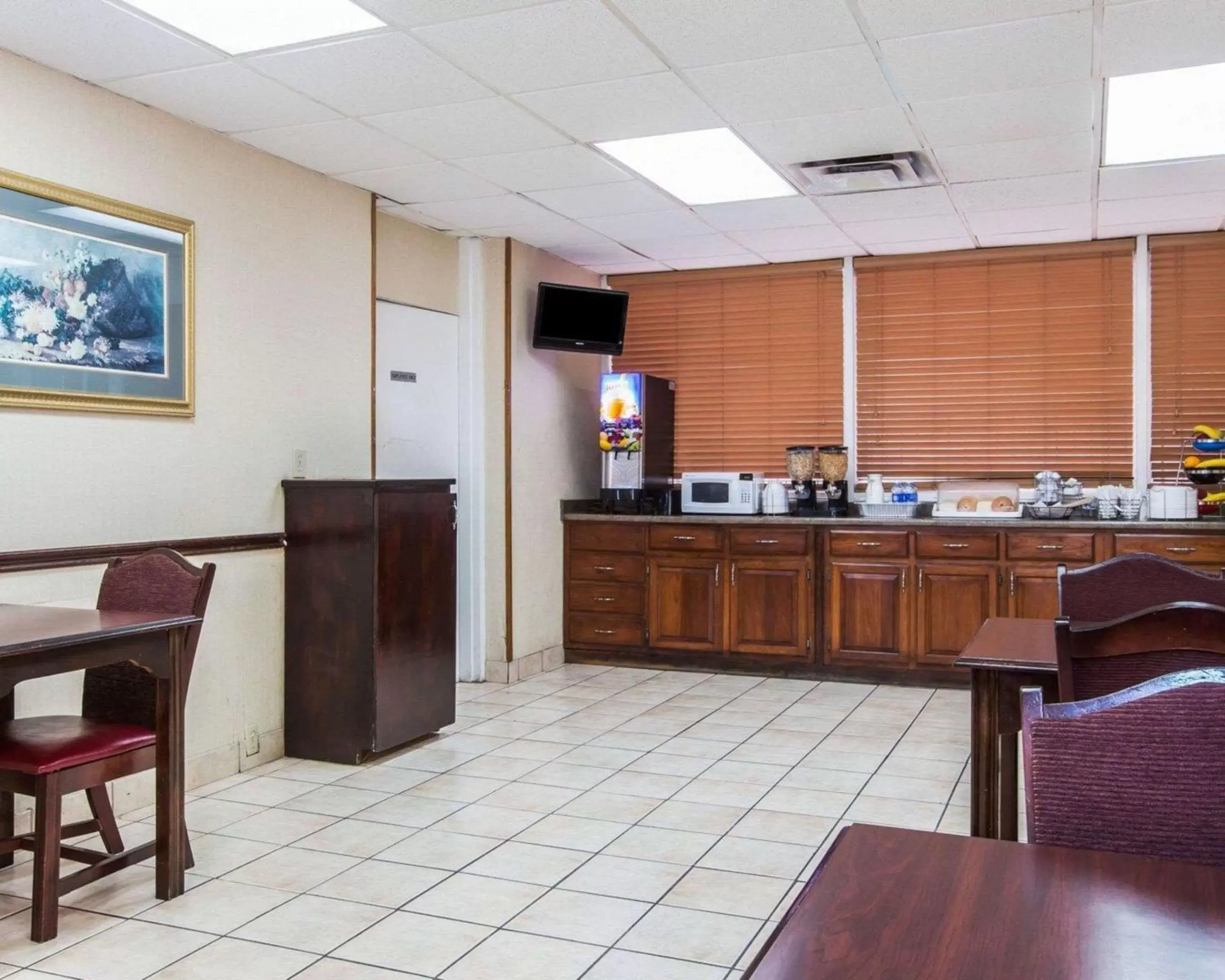 Restaurant/Places to Eat in Econo Lodge Airport