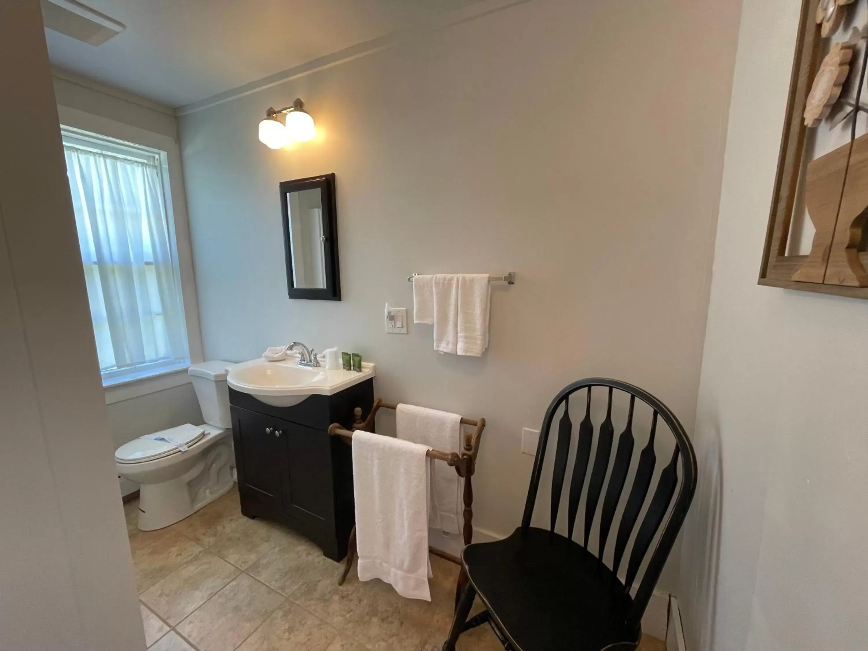 Bathroom, Seating Area in Stone Hearth Inn and Eatery