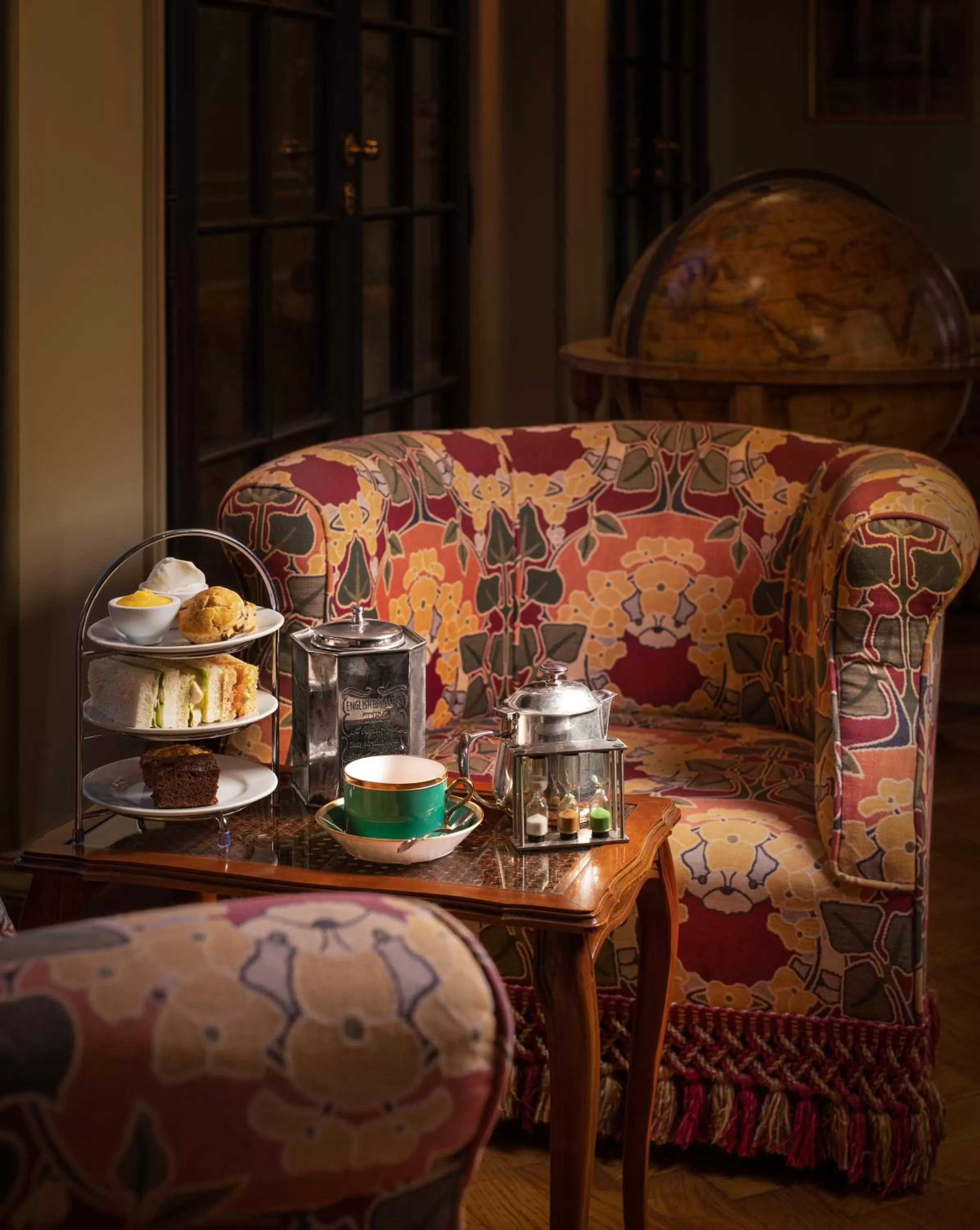 Seating area in Hotel Locarno