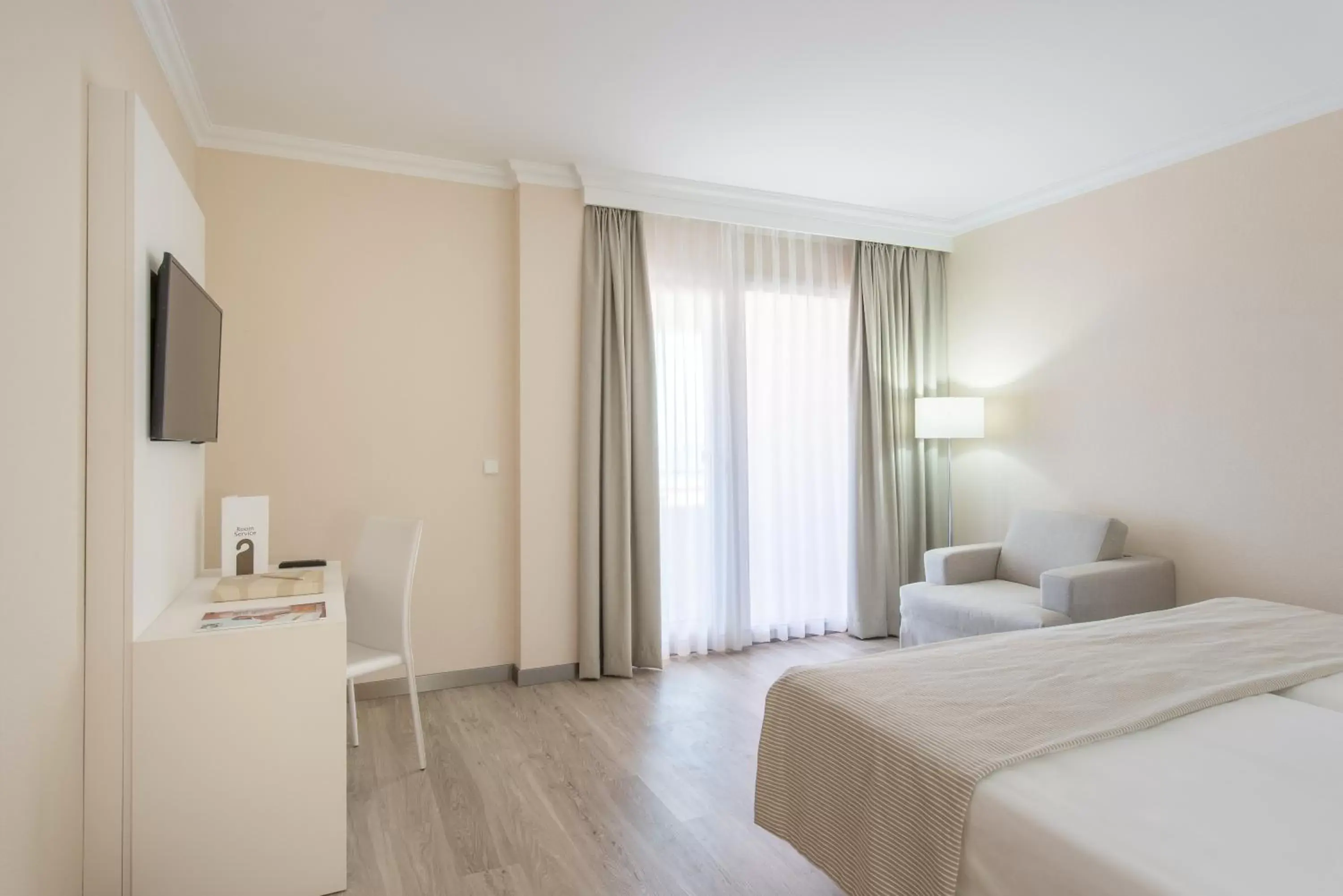 Bedroom, Bed in Oliva Nova Beach & Golf Hotel