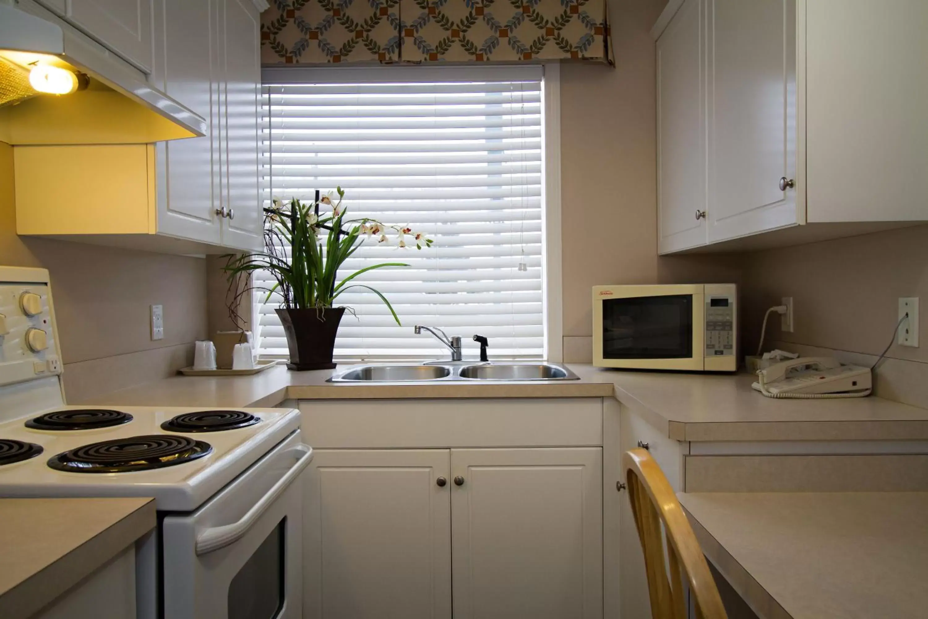 Kitchen or kitchenette, Kitchen/Kitchenette in Glenwood Inn & Suites