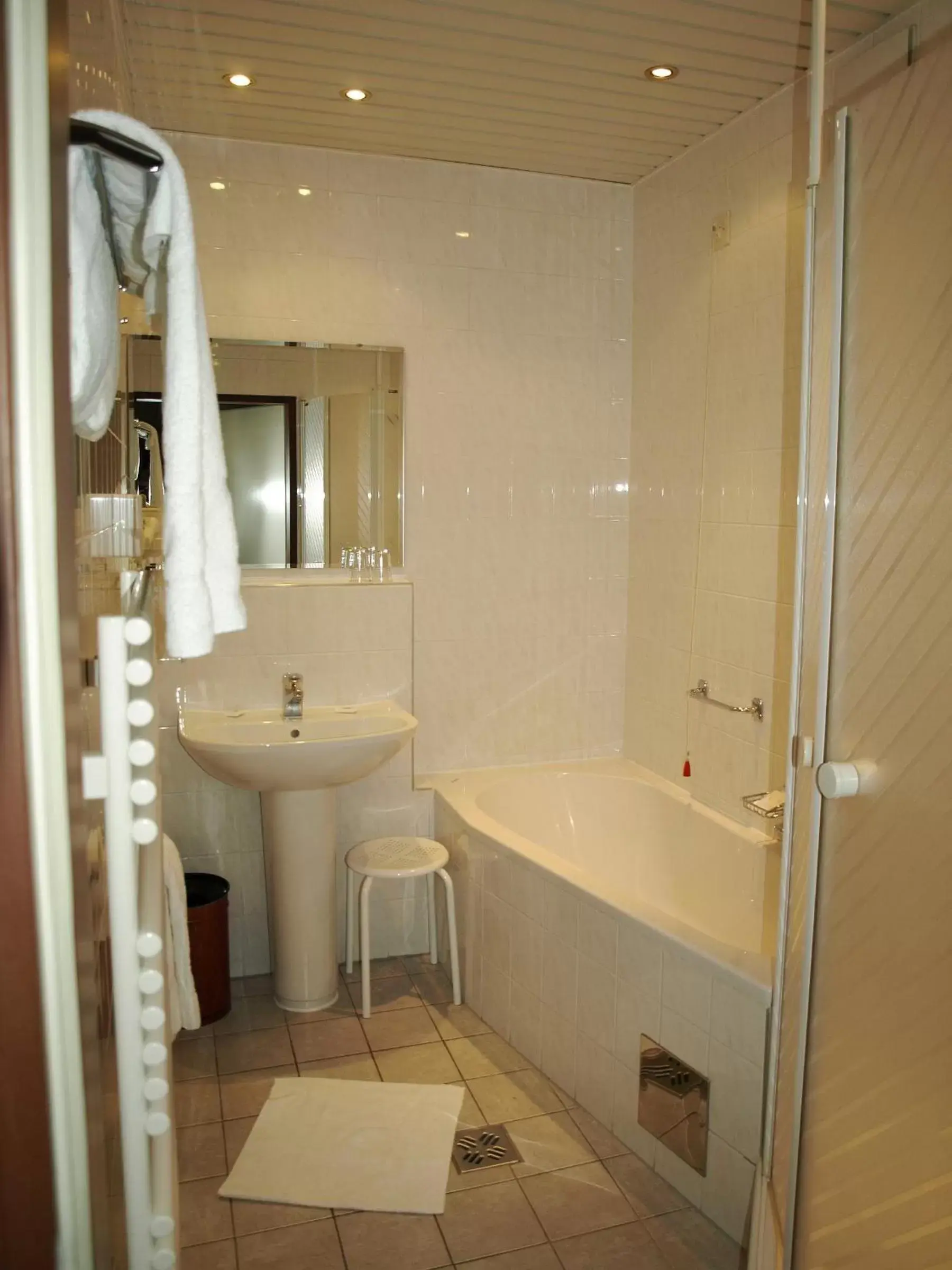 Bathroom in Hotel Admiral