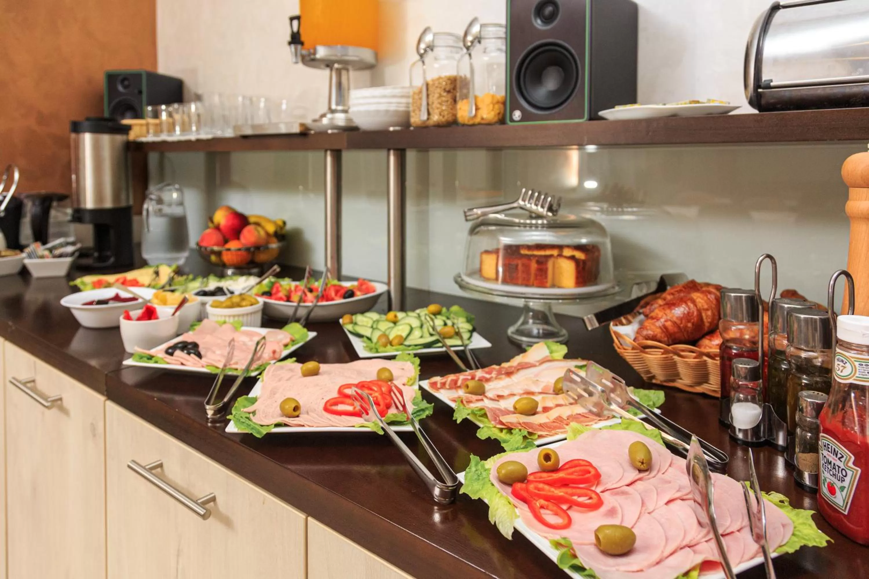 Food and drinks in Hotel Maksim