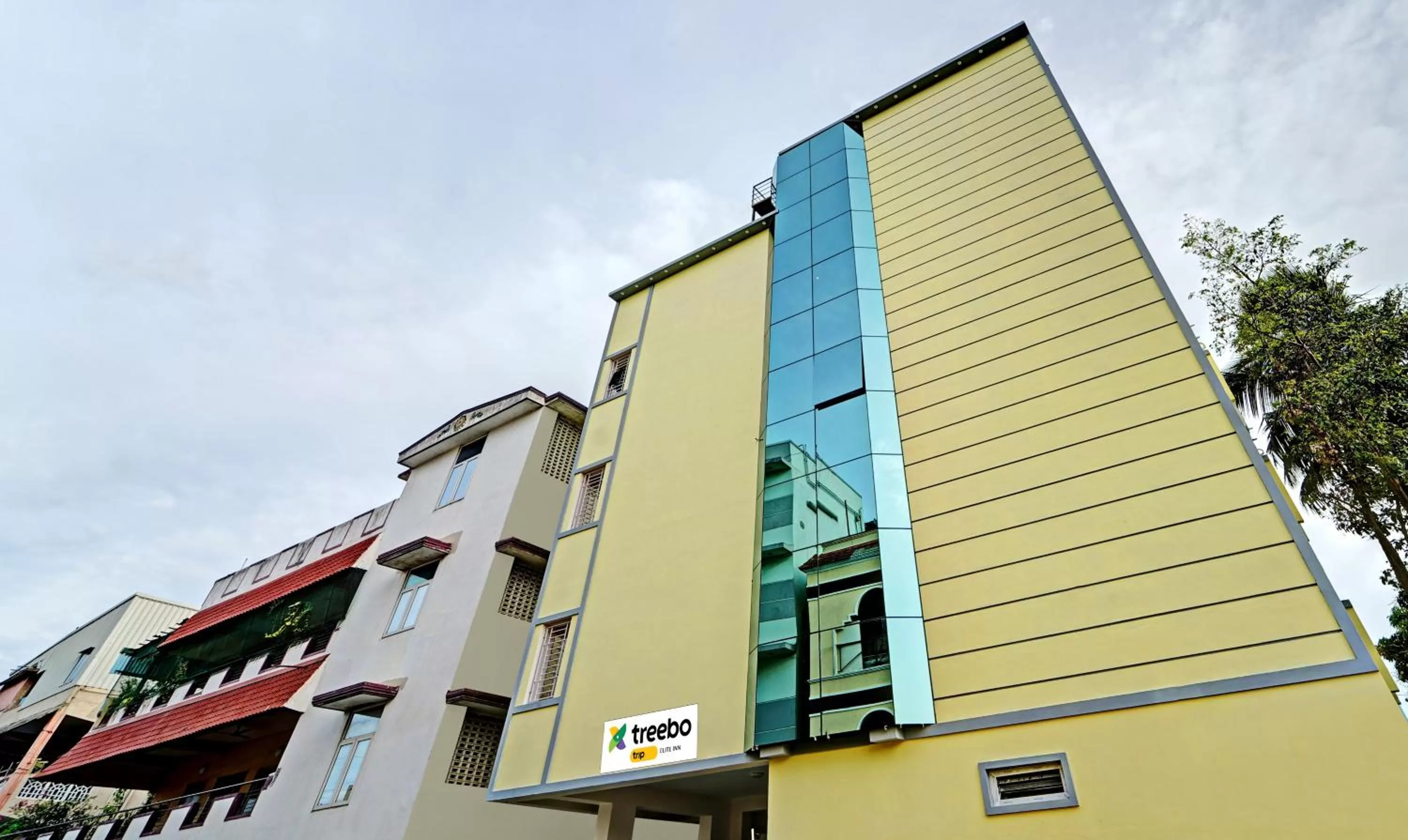 Property building in Itsy Hotels Elite Inn