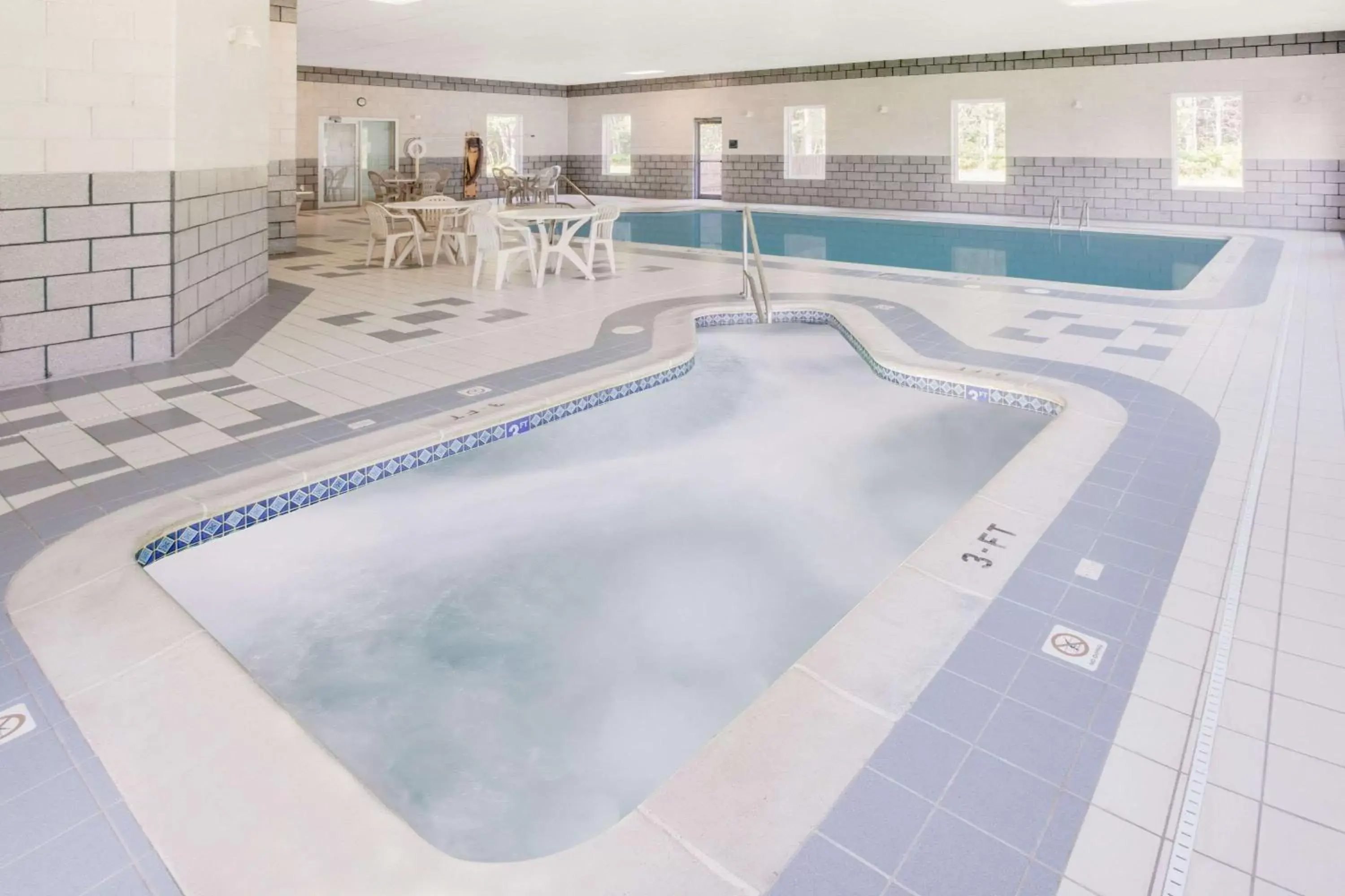 Hot Tub, Swimming Pool in Super 8 by Wyndham Grayling