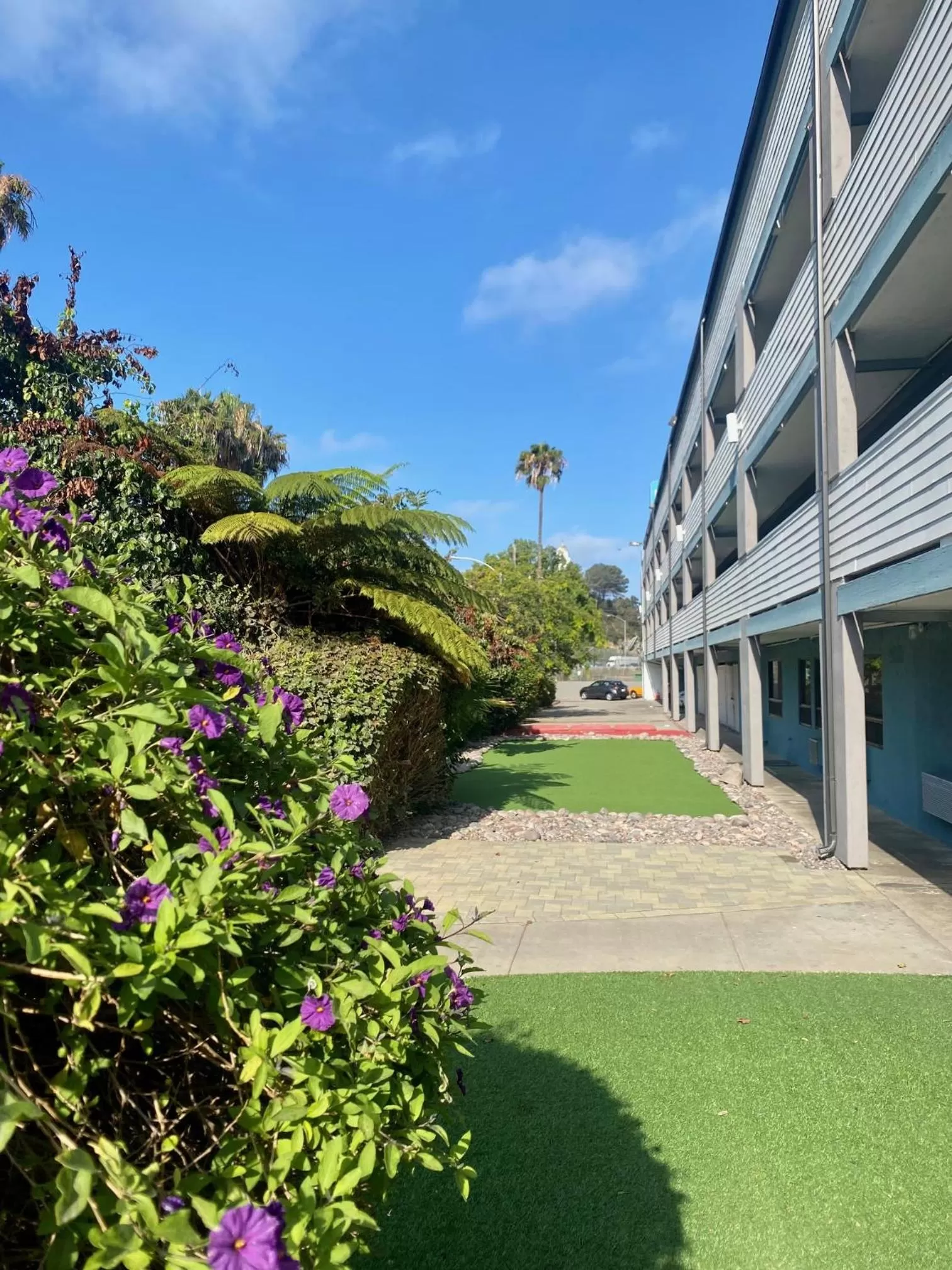 Property building in Riverleaf Inn Mission Valley