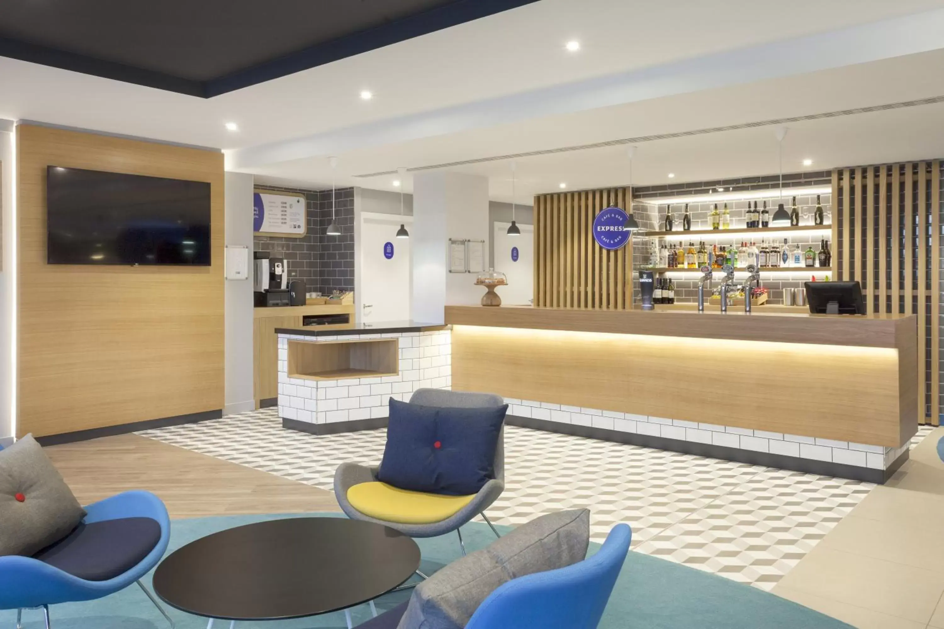 Lounge or bar in Holiday Inn Express St. Albans - M25, Jct.22 Lounge or bar in Holiday Inn Express St. Albans - M25, Jct.22