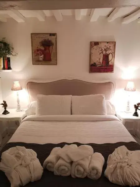 Bed in La Romance et la Romanesque