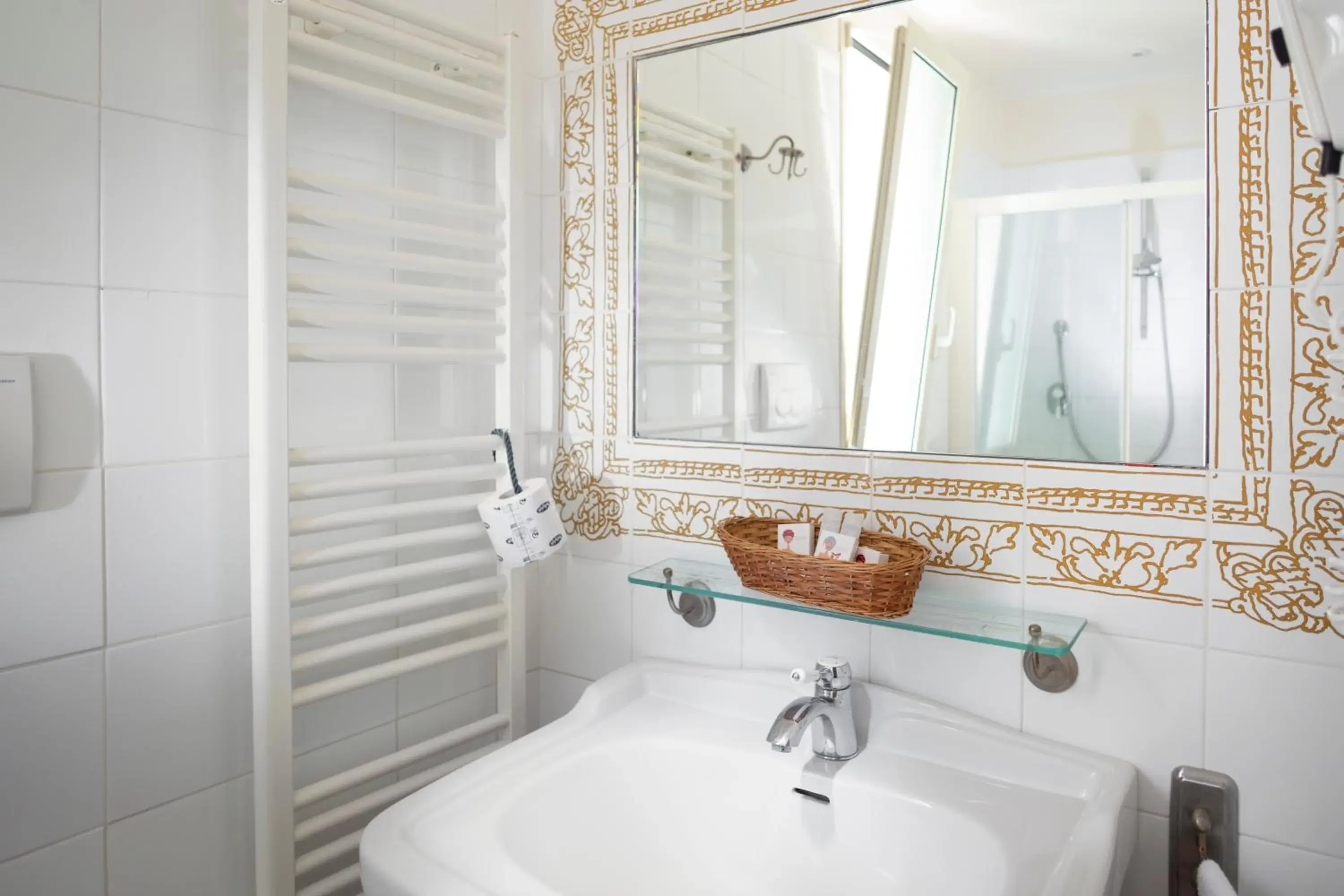 Shower, Bathroom in Hotel LaMorosa
