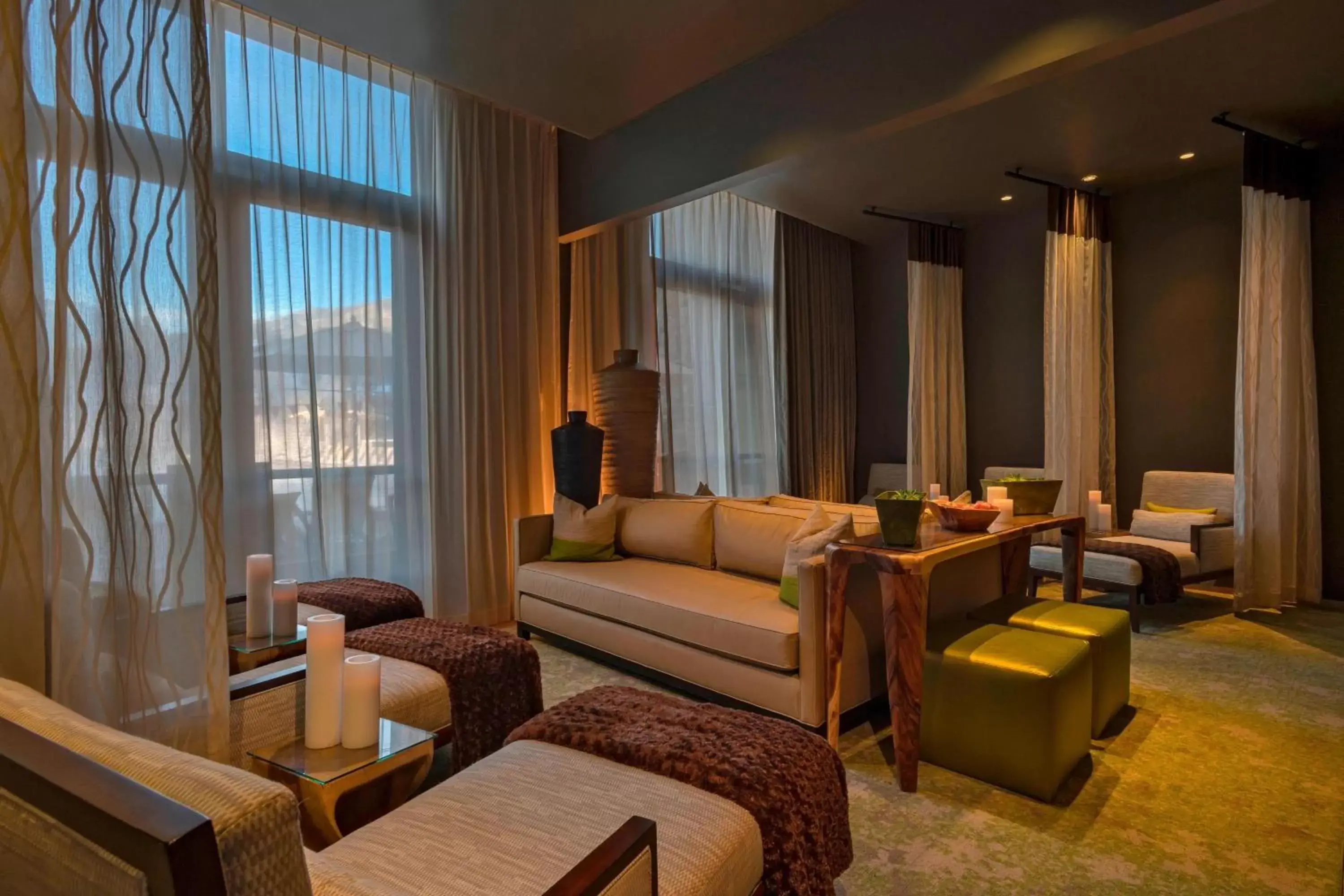 Lounge or bar, Seating Area in The Westin Riverfront Resort & Spa, Avon, Vail Valley