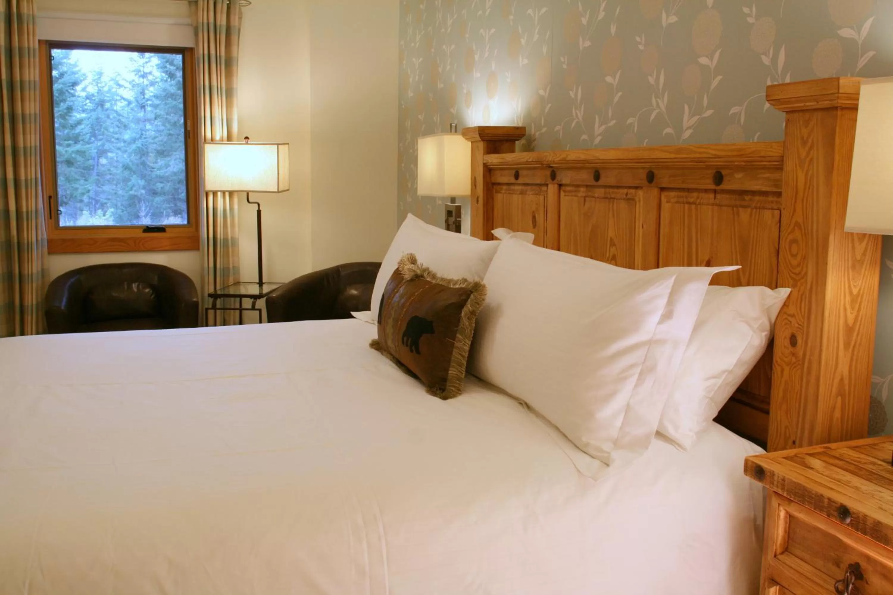 Photo of the whole room, Bed in Canyon Ridge Lodge