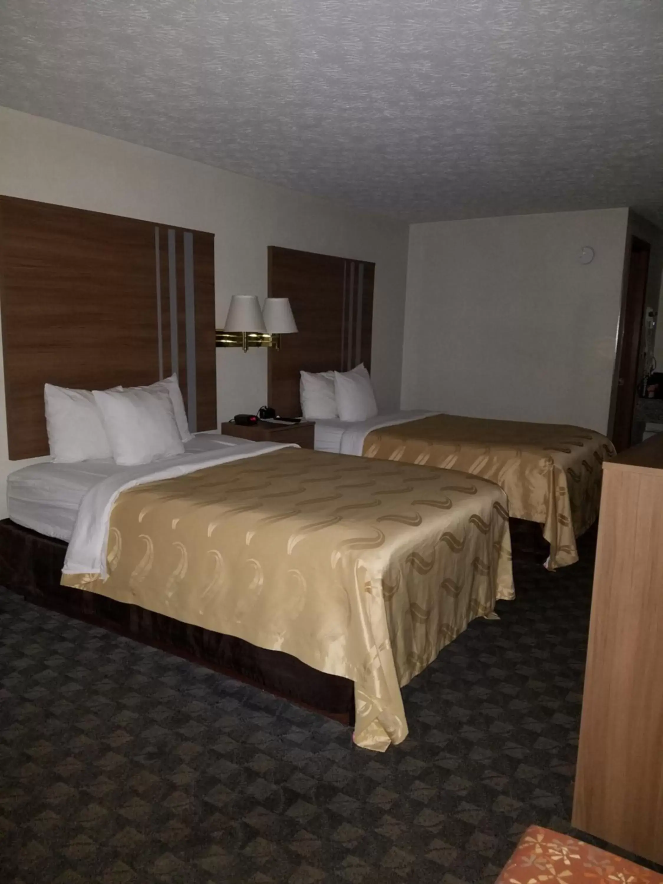 Double Room with Two Double Beds - Non-Smoking/Top Floor - Pet Friendly in Quality Inn New River Gorge