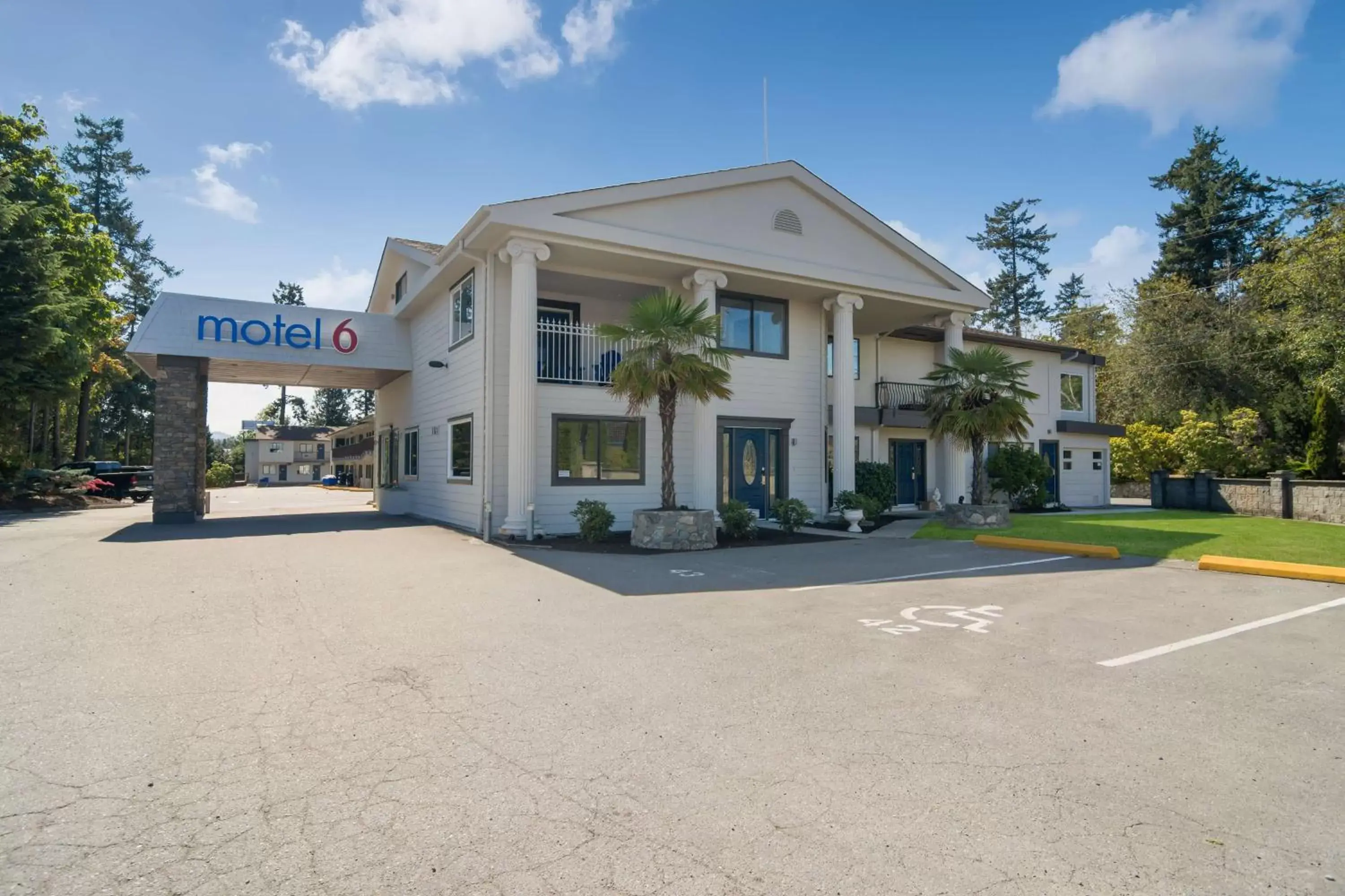Property building in Motel 6-Saanichton, BC - Victoria Airport